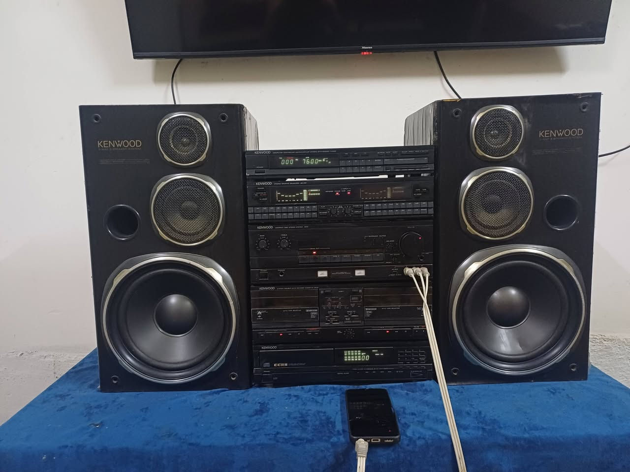 ​الشركة: KENWOOD أصلية( #ياباني )
الجهاز بحالة ممتازة جداً، شرط ما مصلحه ولا مضروب كاوية (كلشي بيه بلاد وعلى وضع الشركة).
​النظام: طقم كامل يضم خمس طبقات  (Tuner / Equalizer / Amplifier / Cassette / CD) مع سماعتين كينوود (3-Way Speaker System) بصوت ونقاوة عالية جداً.
الصوت صافي وجميع الأزرار والإنارات شغالين بدون أي مشاكل  #علما بي ايضا واير ليس يعني تشغل من بعد 
التواصل على خاص او اتصل ***********
