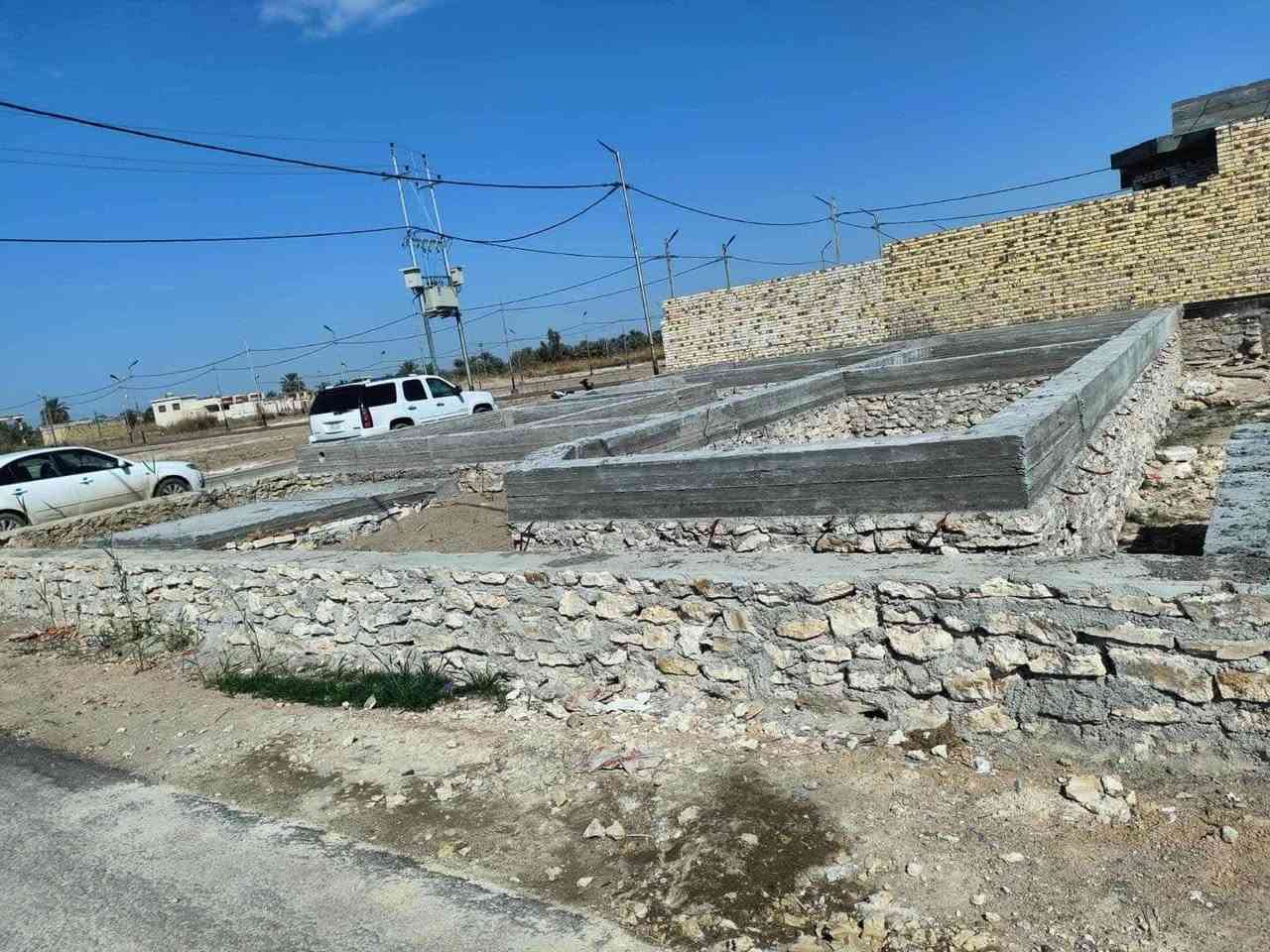 يا الله
قطعة أرضةللبيع  مساحه 330متر ركن بيها خريطه كامله مثل ماموجود بلصور 3غرف6×4 معه صاله  حرفL معه بارني 9×4 معه مطبخ  صحيات خارجية وداخليه 
سبتتنك جاهزه ومصبوبه 
منور أساس سياج خارجي
الموقع مجمع العارضيات بلبدايه ركن ع شارعين 
المنطقه مفصله شورارع تبليط كهرباء ماء خدمات المنطقه جديده وهادئه
*********** وات ساب واتصال مكلف بلنشر
