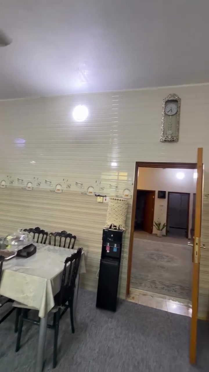 ⁨ 🏡 دار للبيع – النجف الأشرف / حي الغري

✨ فرصة مميزة للسكن أو الاستثمار في موقع حيوي ومميز جداً

📍 الموقع:
حي الغري – حرف T
شارع 10 متر مفتوح على الشارع التجاري

📐 مساحة العقار:
200 متر

📏 الأبعاد:
10م × 20م

🏗️ تفاصيل البناء:
الدار طابقين، والطابق الثاني مشتمل مستقل بالكامل مع درج منفصل مباشرة إلى الشارع.

🔹 الطابق الأرضي:
▪️ غرف عدد 2
▪️ هول عدد 1
▪️ استقبال مفتوح على صالة كبيرة
▪️ مطبخ حار / بارد
▪️ مناور مكشوفة عدد 2
▪️ مجمع صحيات عدد 3

🔹كراج او ما يسمى طارمه 
مداخل ثنين على الدار 
__________

🔹 الطابق الثاني (مشتمل مستقل):
▪️ مدخل بدرج منفصل
▪️ مطبخ عند بداية الدخول
▪️ صالة واسعة
▪️ غرف عدد 2
▪️ مجمع صحيات عدد 2

🧱 مواصفات البناء:
كونكريت صب مسلح
بناء جيد ومرتب

————

📞 للاستفسار والمزيد من التفاصيل:
يرجى التواصل عبر الأرقام 

📱 *********** اتصال ☎️ 

� *********** — واتساب + اتصال

📱 *********** — واتساب + اتصال
📱 *********** — واتساب + اتصال

⸻
📍 عنوان المكتب:
النجف الأشرف – حي السلام

سايدين أبو دجاج، قرب مجمع دولمة المنزلية
مقابل شارع المطبات 

� مكتب بغداد للعقار �………
.
.
.
� نستقبل جميع العروض والطلبات العقارية
🔹 بيع – شراء – إيجار – رهن

📸 تصوير احترافي للعقارات
📢 ترويج وإعلان مميز للوصول لأكبر عدد من العملاء 
.
.

.
.
.
.
.
.
.
.
. 
.
 #النجف  #العراق  #لايك  #دعم  #fyp  #اعلانات  #نجف  #متابعين_انستقرام  #النجف
