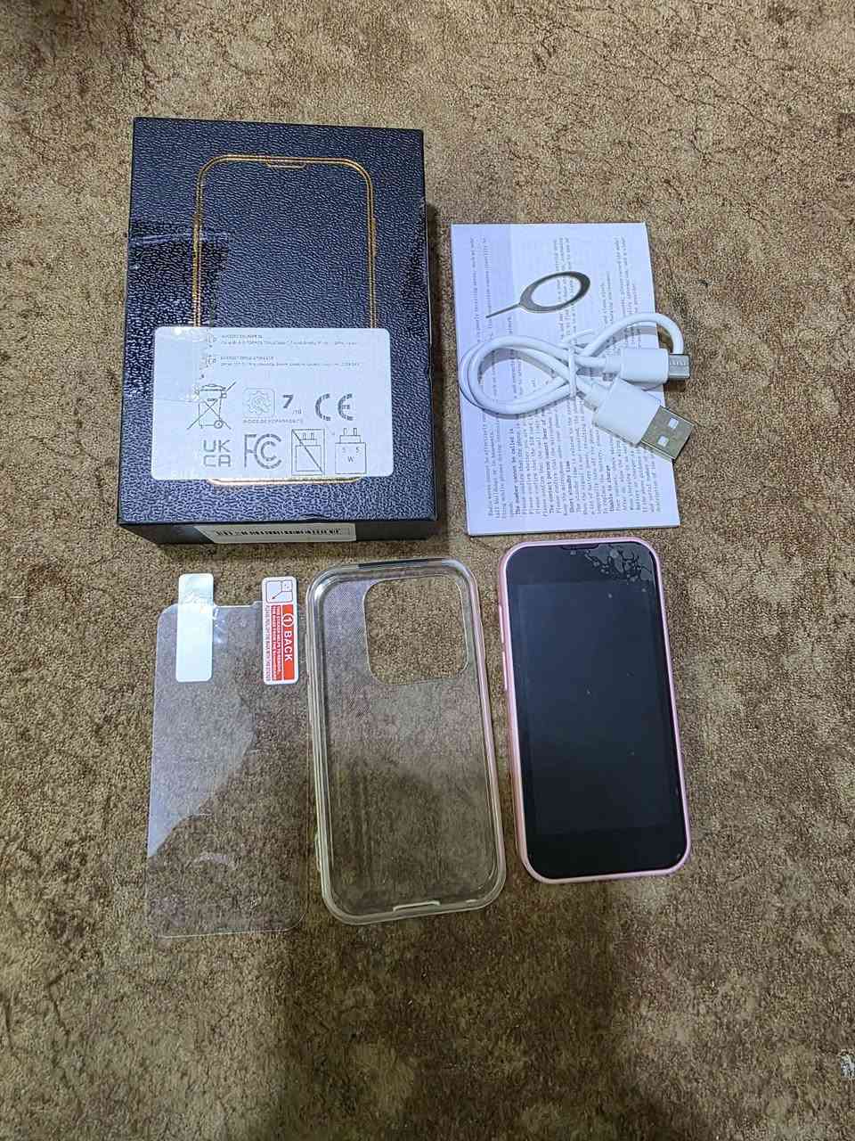 السلام عليكم 
 هاتف أندرويد ميني (Mini Smartphone) يأتي بتصميم خارجي شبيه بهواتف الآيفون باللون الوردي (مثل طرازات Soyes XS) ومعه كامل ملحقاته
.محتويات العلبة الظاهرة في الصورة:
الهاتف الذكي: هاتف مصغر ذو تصميم شبيه بالآيفون باللون الوردي
.علبة الهاتف: العلبة الكرتونية السوداء الخاصة بالجهاز ولها إطار ذهبي مرسوم عليها من الأعلى.
كابل الشحن: كابل أبيض من نوع USB إلى Type-C لشحن الهاتف ونقل البيانات.
دبوس الشريحة: دبوس معدني مخصص لفتح منفذ بطاقة الـ SIM.
غطاء حماية (كفر): كفر شفاف لحماية ظهر وجوانب الهاتف من الصدمات.
لاصق حماية للشاشة (ستيكر): شاشة حماية زجاجية أو بلاستيكية لحماية الشاشة الأمامية من الخدوش
السعر ٣٠


**إذا كنت صاحب هذا الإعلان وتريد حذفه لأي سبب، رجاءا أرسل رسالة إلى الدعم الفني**