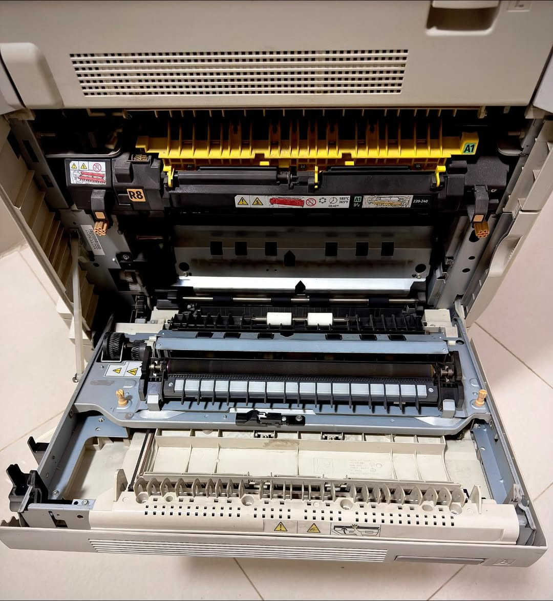 طابعة ملونة من شركة Xerox الأمريكية
مواصفاتها :

* طباعة وتصوير وسكانر ألوان.
* تدعم أحجام الورق A3 وA4 وA5.
* سرعة الطباعة والتصوير 20 صفحة بالدقيقة.
* طباعة أوتوماتيكية على الوجهين (دوبلكس).
* شاشة لمس ملونة سهلة الاستخدام.
* ساحب أوراق أوتوماتيكي (ADF) لتصوير وسكانر عدة أوراق دفعة واحدة.
* دقة طباعة عالية تصل إلى 2400×600 dpi.
* اتصال عبر الشبكة (LAN) وUSB.

و للعلم الطابعة مستعملة بس نضيفة جداً و سعرها غالي تفيد أهل المكاتب و الأستنساخ و الطلاب

الشراي يجي خاص أو على الواتساب ***********

مكاني حلة حي نادر الثانية  .
