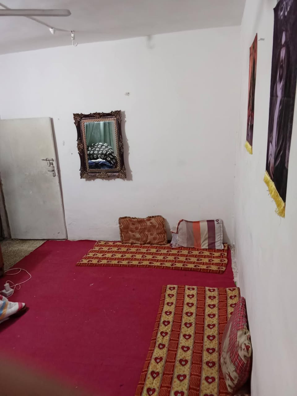 سلام عليكم الوعود الكاذبه  البيت البيع مساحة 146 بناء قديم فد نضيف وساكن بي طابو صرف بي ثالثه غرف ثنين جوه وحده فوك العنوان طويريج منطقة شيخ حمزه السعر 45 وبي مجال شي قليل تصال على رقم) (***********) (***********)
