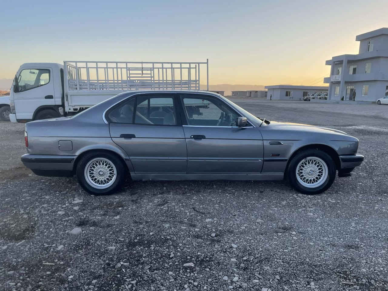 بیئم 1993 مەکنە 525 تۆماتک تەقەووڕەقەی بەشەر کارەبای مەزبوتە کۆمپرێسەی تەبریدی پێوەیە کاملە کەمێک سەوتی جوبعی تیایە پێشپانە سەیارەکەزۆر جوانەوبێ کێشەیە نرخی27گەڵاووکەمێک معامەلە سەیارەکەهیمنە تەلەفون بۆ خاوەنی بکەن *********** شوێن سلێمانی ئەدمینی گوڵ🌹
