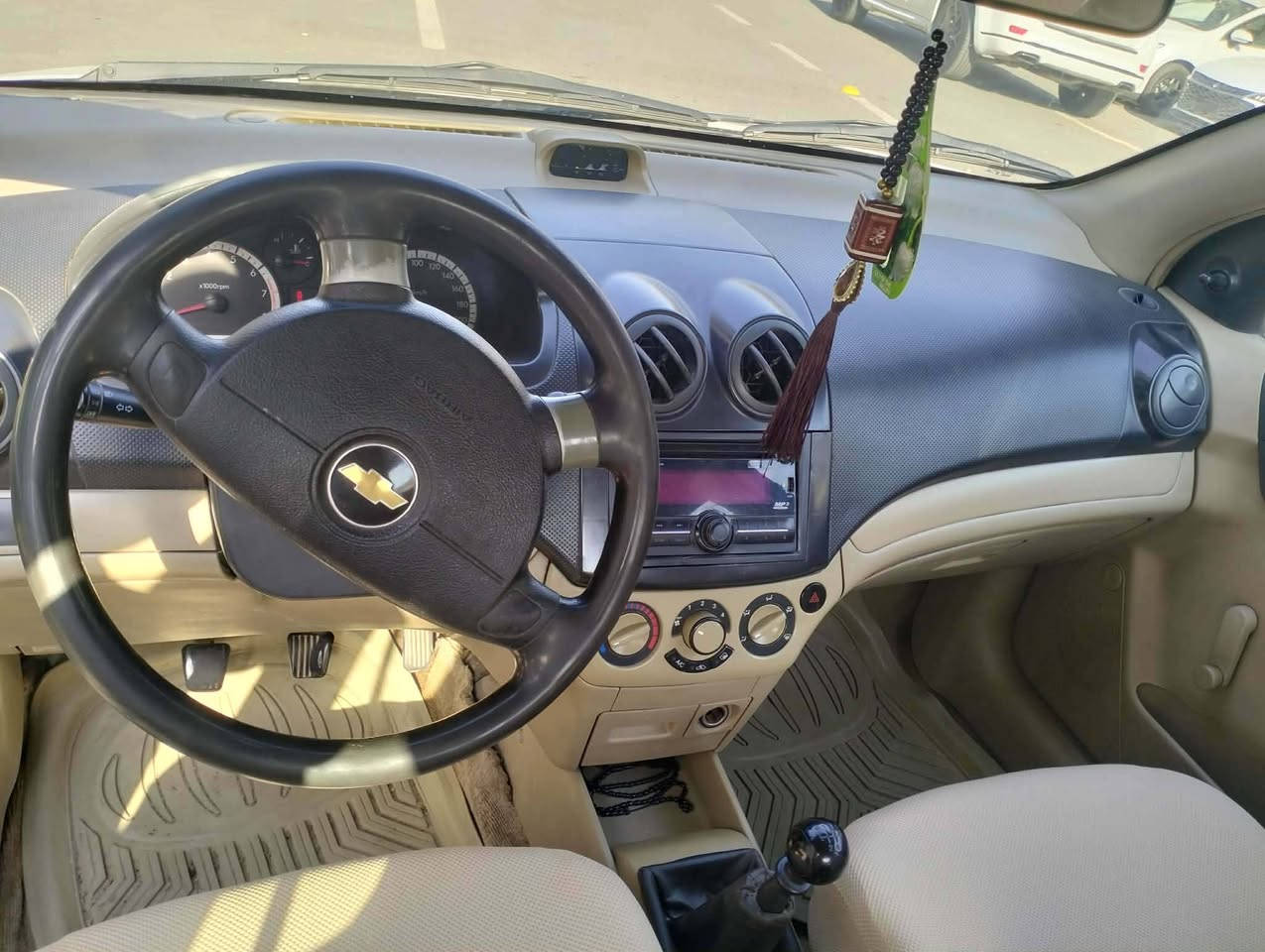 ٢٠١١ ألسيارة جديدة و مكفولة ..فقط يم البك لايت اليمين بيها كرت شبر فقط..وباب النفر بي بارد..وكرت شبر.السعر ٦٧..***********
