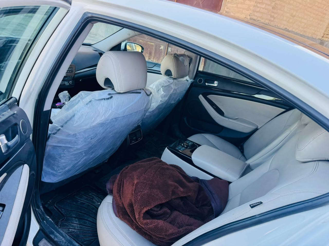 السلام عليكم كيا كادنزا خليجي 2014  مكينه 6 سلندر Vip سياره  كفاله عامه من صبغ وتبديل وضربه جاهزه من مكينه وكير وحداديه وتخم تاير تبريد جسمه لخارجي صافي لا زلغ لارصعه موصفات
فتحتين 
بنورما 
قطعتين تبريد 
مري شفط 
لدات داخليه 
ستيرن كهربائي 
برده عدد٣ سلايت بلادي 
حساسات خلفيه 
حساسات اماميه 
كشن كهربائي 
تدفئه تبريد بل كشنات 
اشاره ترحيب 
اشاير بل مري 
كشنات جلد
سايد بريك بصمه
سنويه جديده 
هزه جديده
رقم جديد  
تحويل وكاله 
السعر 140 وبيه مجال 
 
لاتصال ***********
*********** حلة, بابل
