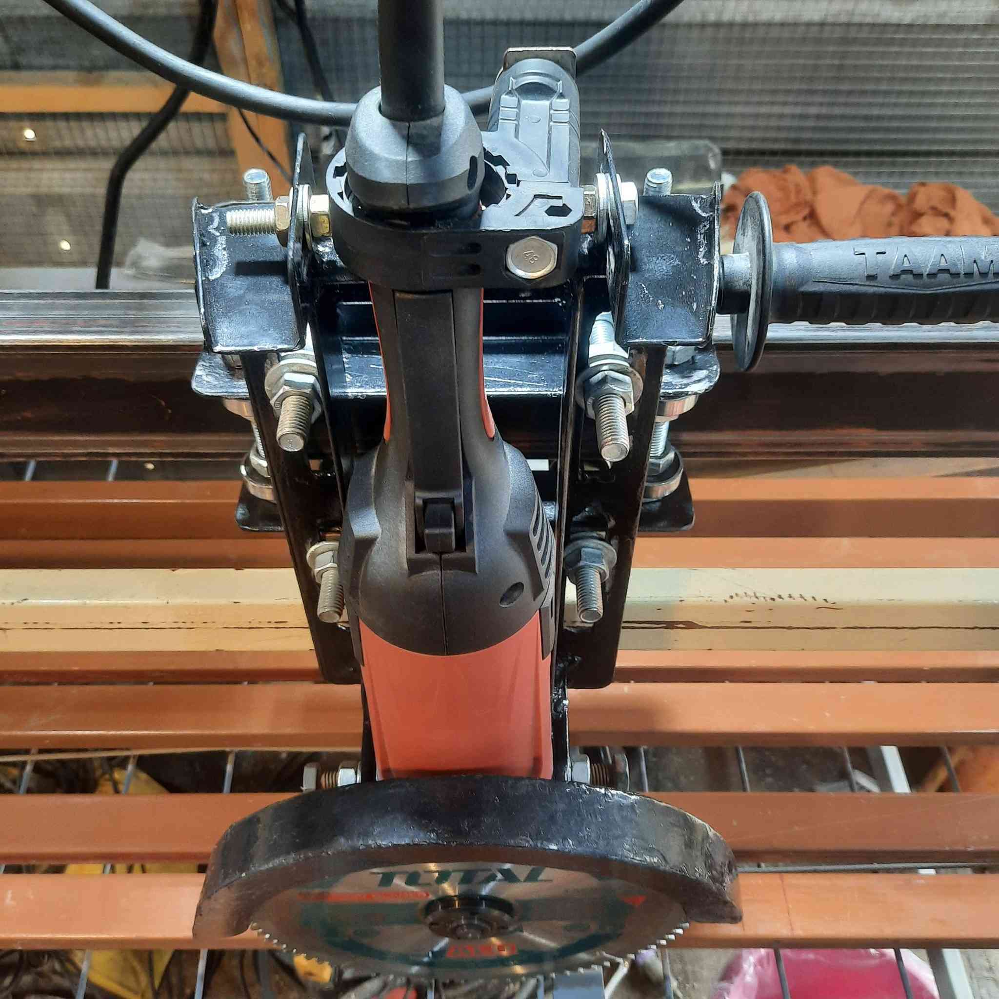 ماكنة قطع زاوية ٤٥ عمودي وافقي دقيق جداً تقطع حديد وخشب والمنيوم قرص حجم ٩ انج كوسرة ١٨٠ ملم جديد السعر ٢٢٥ الف العنوان حلة /بابل موبايل ***********  توصيل لا يوجد .
