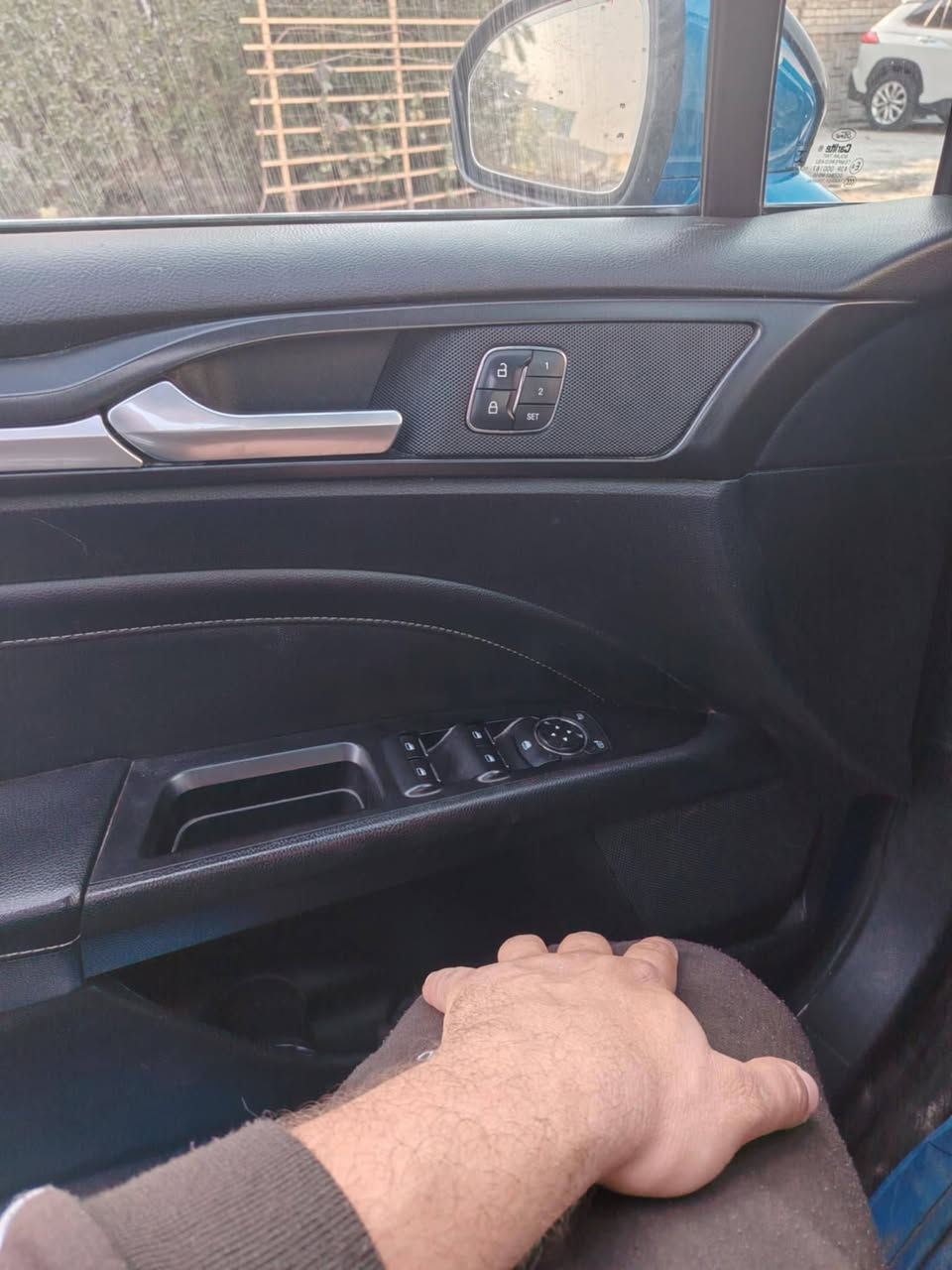 السلام عليكم فورد فيوجن 2019 فول مواصفات تيتانيوم 
....تدفئة تبريد كشنات
 ..كشن ميموري خزن .. 
كشنات امامية كهرباء
... كشنات جلد .  
انارة محيطية
 فتحة سقف.
...تبريد قطعتين
رمز سري بالباب ...
بصمة تشغيل وابواب
محرك 2000 تيربو
شوتة رياضية لون مميز بحري...باختصار السيارة فول مواصفات...
حادث السيارة موضح بالصور  بدون دواخل صبغ جاملغيت وبنيد
رقم بغداد الاتصال على الرقم ***********
السيارة بيها ملاحظات بسيطة....بس وقت ما عندي ارتب 
مكان السيارة بغداد اليرموك قرب ساحة قحطان
السعر 122 بيع او مراوس باقل
