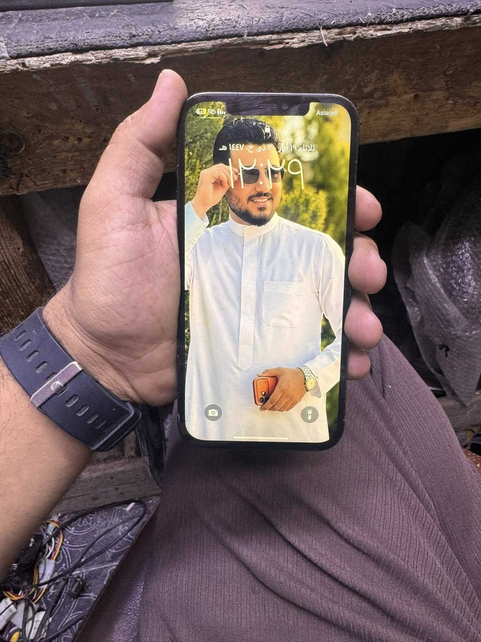 سلام عليكم. 12 برو ماكس مبدل شاشه وبطاريه فيس ايدي واكف. وتعلي واكفه. سعر. 250 رقم ***********
