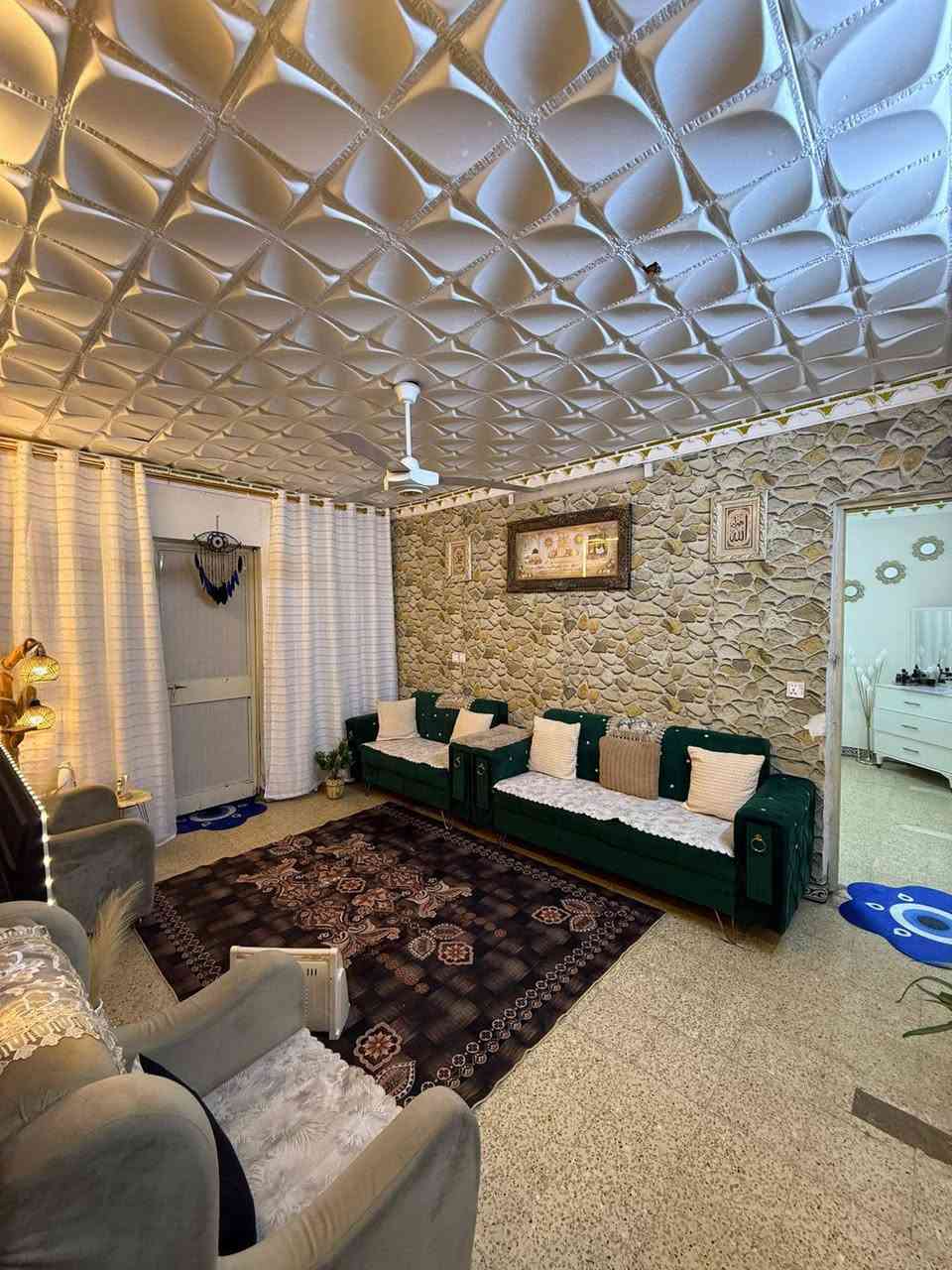 شقه للبيع في مجمع السجاد (العزاب سابقا) 
ط ٢ تحتوي علي ٢ غرف نوم 
بلكونه طويله خلف محلات بيت شنيتر السعر ٢٦ وبيهه مجال 
للستفسار الاتصال على الرقم 
‏‪***********‬‏
