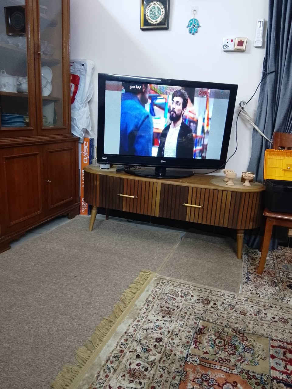 من رخصة الأدمن بيع تلفزيونظ حجم ٤٢ وبسعر جدا مناسب الصوره نفس المعروض مابي يوتيوب قديم باب اول للأستفسار على الماسنجر خاص او الأتصال بالرقم   *********** بي واتس اب .
