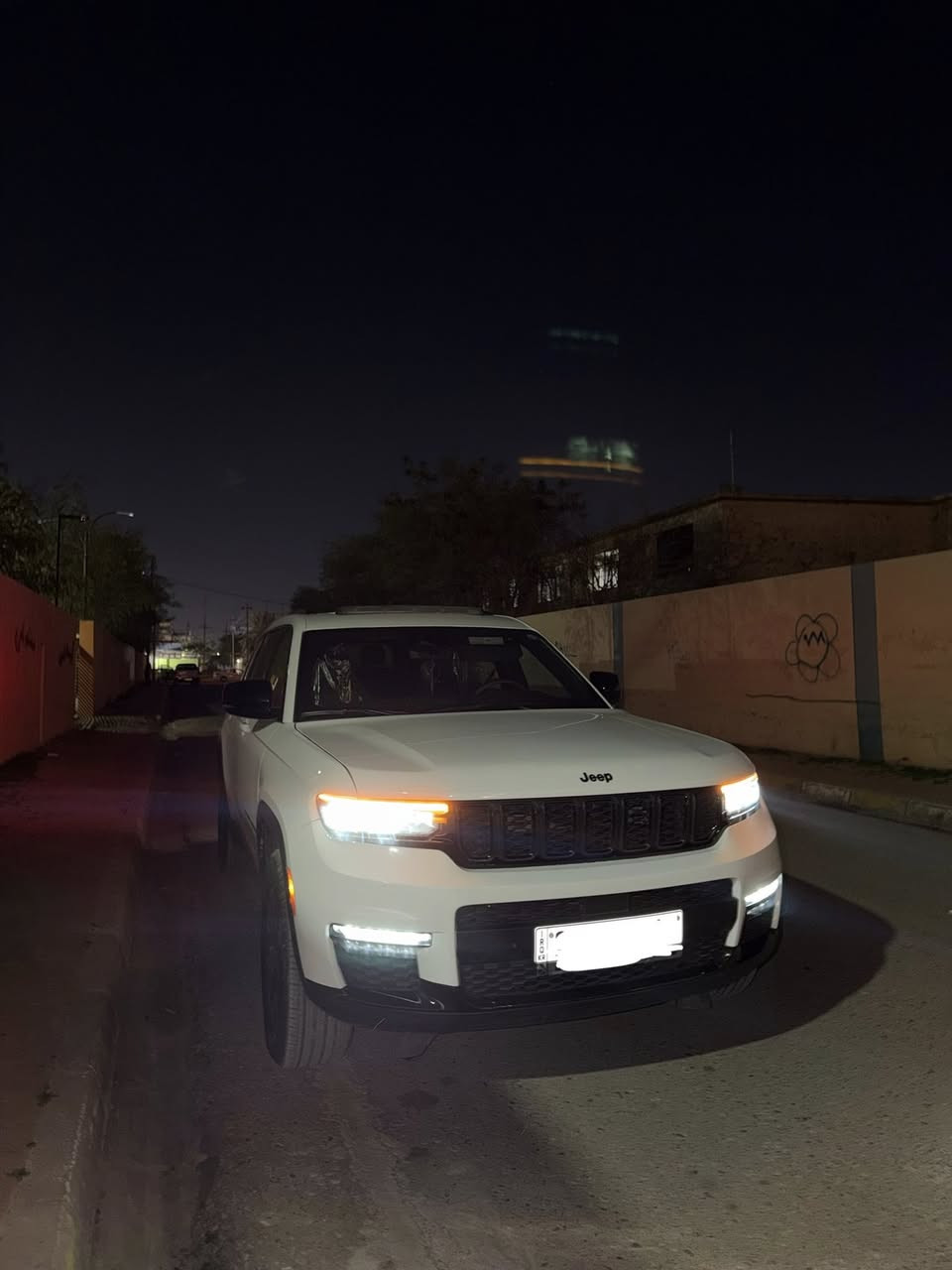 سلام عليكم سيارة جيب كراند جيروكي لونك ال السيارة بلاك توب بجم كبس شكل جديد موديل ٢٤ السيارة بلاك توب ماشي ٧ ميل جديد بعد ريحته الشركه به السيارة ضرر ماله جامرلغ طرف السايق واشوية وشبرين بونيد ودمعية الأمامية بدون ضرر حادث جانبي 
موصفات 
فتحة سقف
كشن هيتر 
ستيرن تدفئة
كشن جلد
صدوق كهربائي شفط
كشن كهربائي طرف السايق 
ويل اسود 
امراية اسود بجم اسود كله
٦ مقاعد في اي بي 
السيارة كل شي ابشرط
للاستفسار اتصل على رقم ***********
