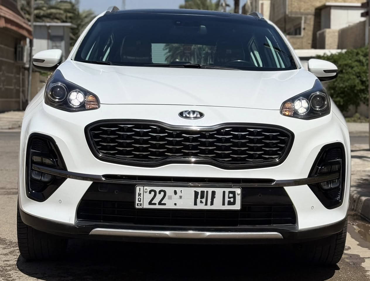 🚗 للبيع: كيا سبورتج GT-Line موديل 2019 (فول مواصفات)
سيارة نظيفة جداً وبحالة الوكالة، مال بيت واستخدام خفيف. السيارة فئة GT-Line يعني أعلى مواصفات بالسبورتج وجاهزة من كلشي.
📊 تفاصيل السيارة:
 الموديل: 2019
 العداد: 44 ألف كم بس
 الرقم: أربيل (السنوية والهزة كله جديد وجاهزة للتحويل).
 الوضعية: مكفولة من كلشي (كير، محرك، شاصي، وبودي) وشرط الفحص وين ما يعجبك.
✨ مواصفات الـ GT-Line (الفول):
 السقف: بانوراما بالكامل.
 الكراسي: جلد GT-Line تطريز بلادي، تحكم كهربائي.
 اللايتات: فول LED أمامية وخلفية، مع كشافات الضباب الرباعية الشهيرة 
 الويلات: ويل حجم 19 إنش المميز مال فئة الجي تي لاين.
 الشاشة: شاشة جبيرة بلادية تدعم كاميرا خلفية واضحة جداً + نظام Apple CarPlay و Android Auto.
 البصمة: بصمة تشغيل وبصمة أبواب.
 (الصندوق) كهربائي
 أنظمة القيادة: تحكم ستيرن كامل، مثبت سرعة، وأنظمة قيادة متعددة (Eco, Sport, Normal).
 حساسات: حساسات أمامية وخلفية بلادية.
 تبريد مركزي قطعتين ثلج، مرايا جانبية شفط كهربائي، وباقي المواصفات المعروفة لهالفئة.
📞 السعر والتواصل:
 السعر: عند الاتصال (ما نقصر ويا الطيب والجاد).
 مكان السيارة: بغداد -].
 للاستفسار والتواصل: ***********
