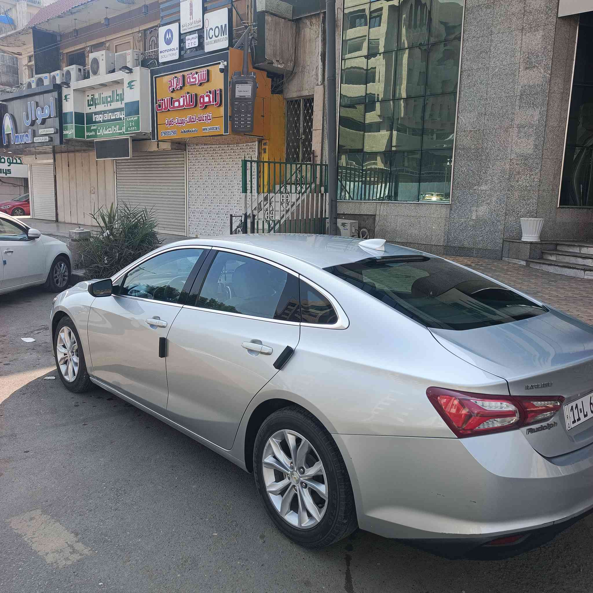 للبيع شيفروليه ماليبو 2022 - فئة LT  - لون رصاصي 1500 تيربو
"السيارة بحالة ممتازة خالية تماماً من الصبغ ، وارد أمريكي نظيف جداً، تحويل مباشر وفوري."
المواصفات الرئيسية:
النوع: شيفروليه ماليبو - Chevrolet Malibu
الموديل: 2022
الفئة: LT (عالية المواصفات)
اللون: رصاصي (Gray)
الحالة: ممتازة جداً، نظيفة من الداخل والخارج.

ناقل الحركة (الجير): أوتوماتيكي.
الميزات والتجهيزات 
بصمة تشغيل (Push Start).
تشغيل عن بعد (Remote Start).                             
فتح بوب وصندوق بصمة -مانع انزلاق - تحكمات استيرن - سايد بريك بصمة ـ تحكم مري جانبي كهربائي،
نظام إطفاء ذاتي تقليل  وقود - تثبيت سرعة
كاميرا خلفية عالية الوضوح.
كراسي كهربائية (تحكم كهربائي بمقعد السائق )
تدفئة مقاعد أمامية.
نظام تكييف مناخي أوتوماتيكي (تبريد قطعتين - أمامي وخلفي).
جنوط (ويلات) قياس 17 إنش (الألمنيوم الأصلي).
أضواء نهارية LED.
نظام ترفيه متكامل بشاشة لمس تدعم Apple CarPlay / Android Auto./////📸 صور الحادث  موجودة، جيكها وشوف  وحادثها بسيط جدًا
كلشي واضح بالصور وبدون أي مخفية.     
🔥 سيارة فخمة وتخبل، مناسبة للجادّ و الجناية واللي يريد سيارة جديدة  يعتمد عليها.

الرقم: رقم بغداد  (تحويل مباشر وفوري باسمي المشتري) السيارة مكفولة من لغود وشواصي وكلهة على وضع الشركة حتى مي الراديتر بعدة شركة تجي واشوف وتدلل
السعر المطلوب:  130$
يوجد مجال بسيط 
المكان: بغداد 
للاستفسار: ***********
