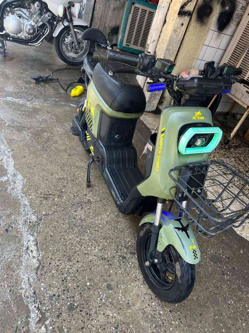 سلام عليكم لبيع F16  سعر 350 وبي ضمان يوم ماكو هيجي شي ابد الجديد ما بي ضمان
فول المرغوب 
5 بطاريات دبل قدره الباتري  25 امبير 
المسافه اليمشيها من 37. ال 40 كيلو شرط في شرط 
ملف 2000
4 نمر شرط طلقه 
مكاني موصل  متوجد بل دواسه سوك الماطورات 
و زيونه يم المرور 
***********. 
سعر 350 الف  و الباتريات شرط وبي ضمان يوم اذا يصرف شحن يرجع 👍  
ملاحضه القفل مال صندوك عاطل و بي هاذا الفطر بل درع  ما يضر شي
بي بلوتوث 
ونشرات لايتات شي يخبل
