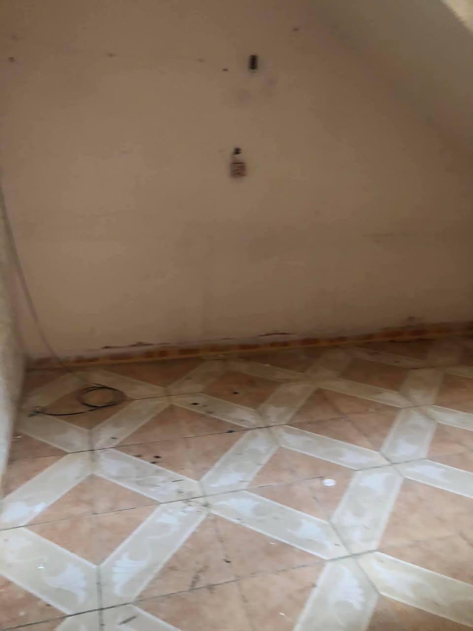 السلام عليكم يوجد دار في المواصلات الجديدة بالقرب من مدرسة كنانة المساحة 100 متر مدخلين يحتوي الطابق الارضي كراج وغرفة نوم ومطبخ وحمام وتواليت وتواليت خارجية والطابق الثاني غرفة نوم ومخزن وبلكونة السعر 450 الف الاتصال ***********  و ***********
