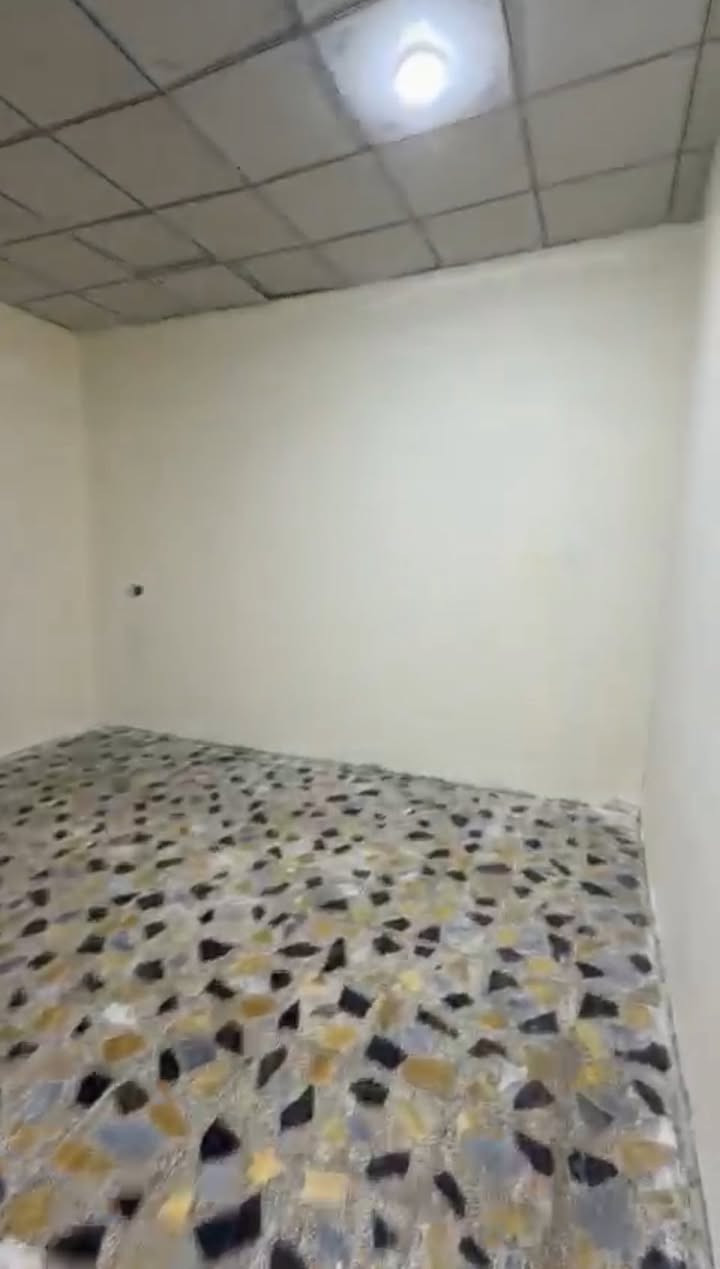 بيت ركن للايجار في الطوبه والنخيله يحتوي على غرفه كبيره وصاله وديوانيه ومطبخ ومشتملات وطارمه السعر 400 الف
واتس ***********
