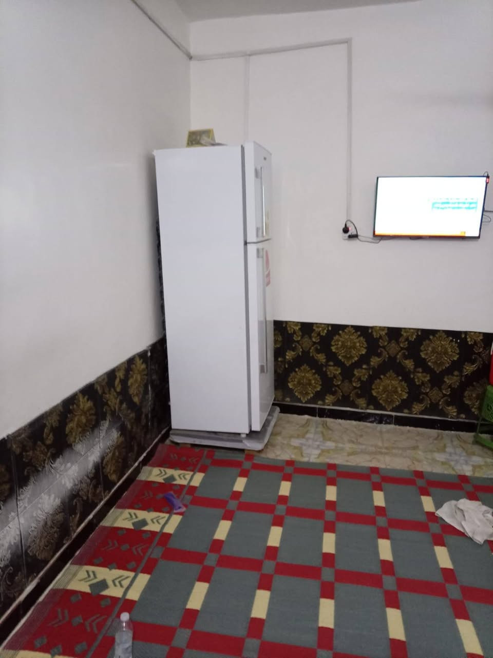 سلام عليكم دار البيع دار ١٠٠م مربع حي الرحمة الأولى العماره  خلف الشارع العام السعر مناسب رقم صاحب الدار ***********
