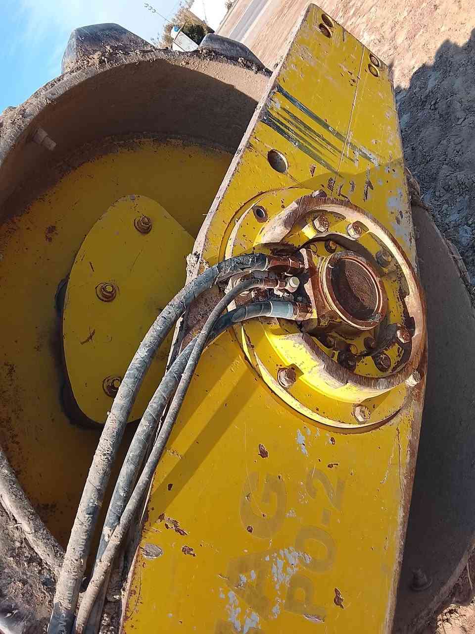 للبيع  BOMAG
بوماك 213 ستيل بدون اضلاف 
رقم بصره باسمي 
كاردن  
السعر 3 وبيه مجال 
تواصل***********
