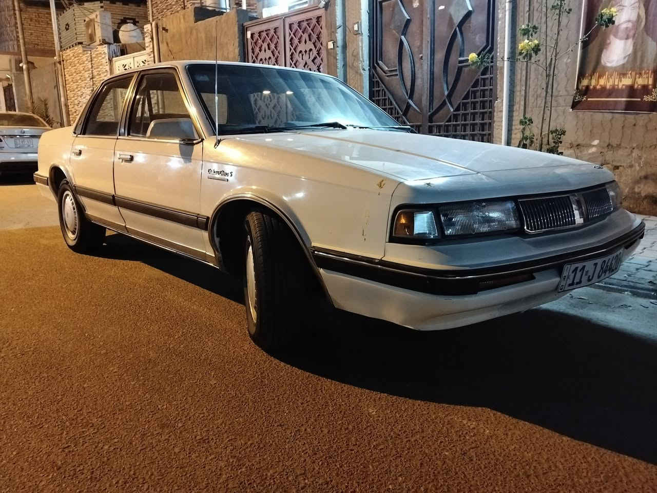 سلام عليكم 
للبيع اولدز موبيل موديل 90 صبغ عبايه وباب خلف السائق اثر جراد سياره بلاديه وابد ما ملعوب بيها محرك وكير وتبريد وتدفئه وتخم تاير كلها ع البلاد ماشيه 119 الف بيها ملاحظات جدا بسيطه 
السعر 63 وبيها مجال كلش قليل 
***********
*********** 
للعلم سونارها عندي والسياره ابد منطلع بيها لهذا السبب عرضتها هاي المره الثانيه للبيع ونزلت من السعر تحياتي للجميع
