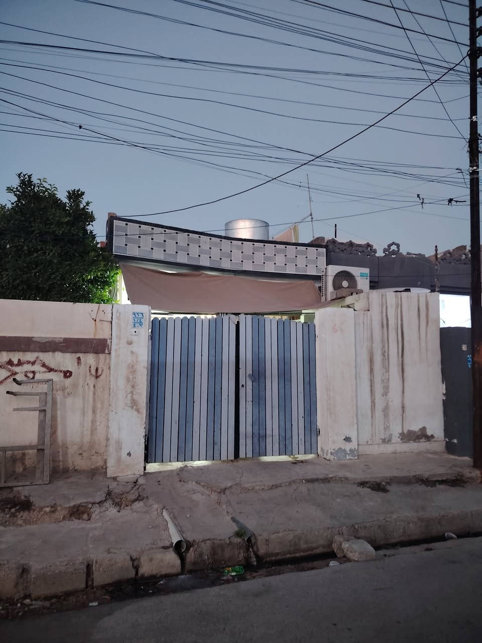 دار للبيع في حي بكر شارع كركلي

الدار 100متر 5في20

الدار طابق ونص  متكون من غرفتين واستقبال وهول
ومطبخ وصحيات

الدار سند ملك صرف

للاستفسار للارقام التاليه
***********
***********
