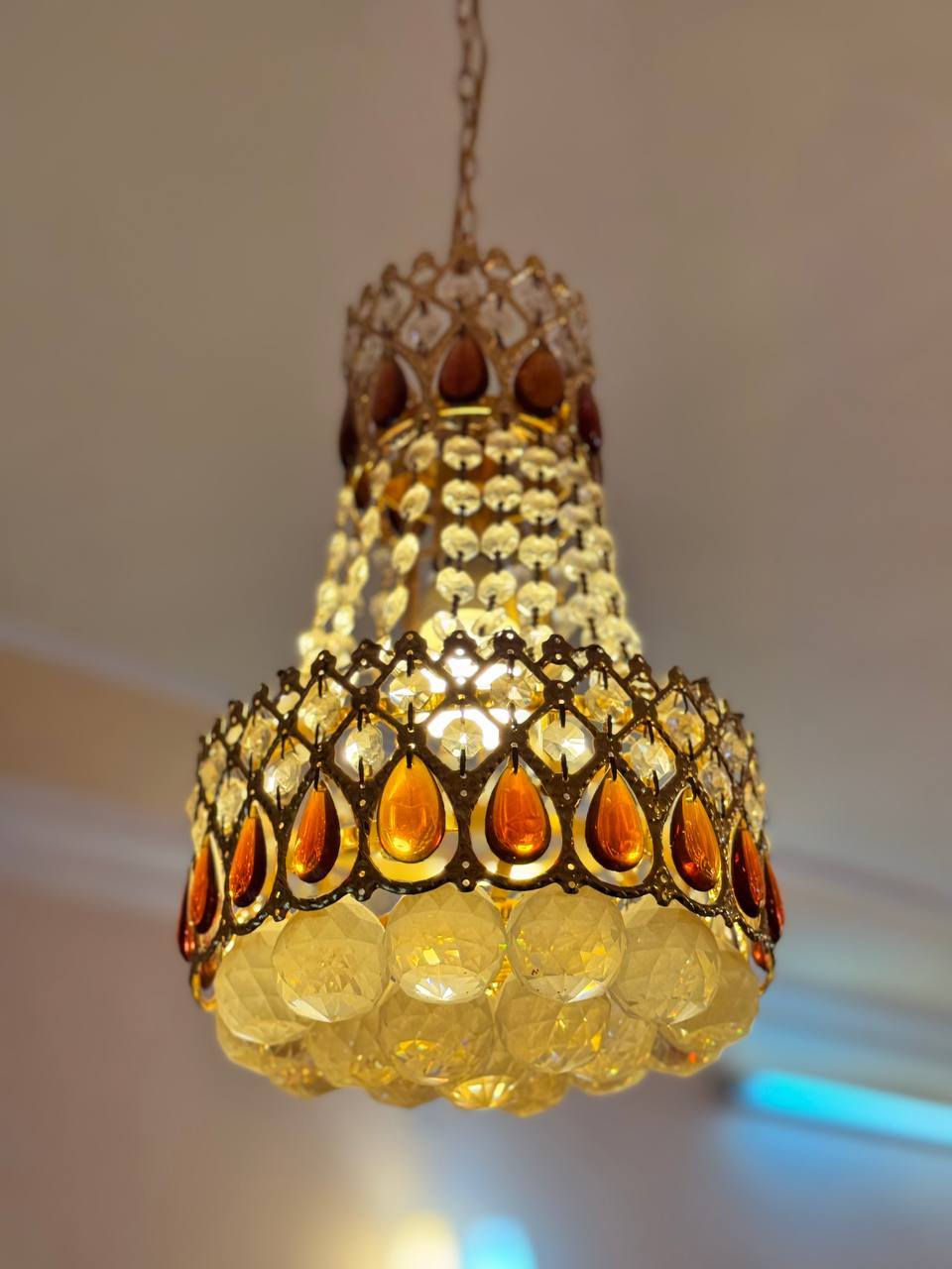 السلام عليكم 
سيت ثريات للبيع لغرض التبديل وحدة جبيرة وثنين صغار شغالات ونظيفات مابيهن اي عيب ولا كسر السعر ١٥٠ الف قفل للسيت ثلاثي كامل للتواصل خاص او على الرقم 
***********
