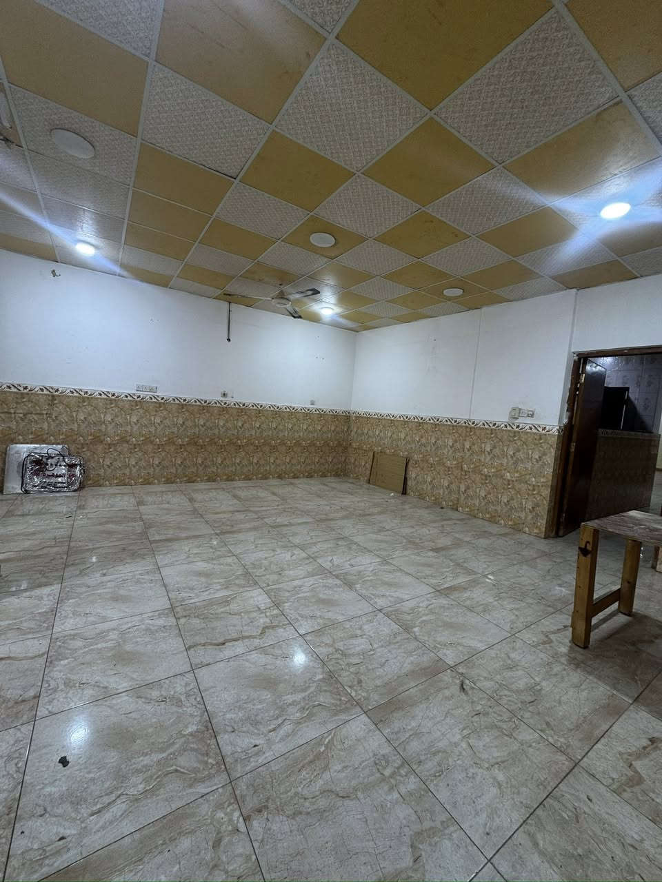 شقه للأيجار في حي المهندسين قرب البريد مساحة120 تحتوي على غرفتين صاله مطبخ وستقبال صحيات سعر للأيجار500 طابق ثاني للتواصل***********
