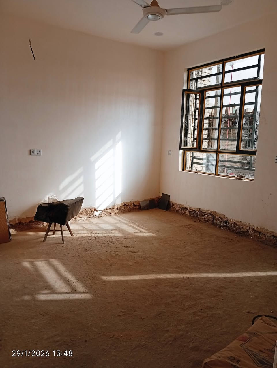 دار للبيع مساحر 100م  واجهة 6*16ونص البيت طابق ونص غرفة فوك وسقف الطابق الثاني سندويج  في منطقه شهداء البياع قريب شارع مولد رزاق العامري بيت كامل الخدمات رفت تسليح  مجاري امل الشريف   بواري ماء اصلية تركي  كهربائيات واير اصلي اردني فتنكات كلها اصلية بيت شغلة مرتب ونضيف  نقص بس ارضيات  اي استفسار أتصال على الرقم بي واتساب ***********
