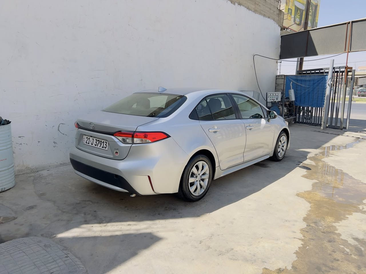 كورلا 20 سلفررقم سليمانية باسمي حادثها بالخارج دعامية حادثها عندي بارد بسيط بالجاملغ  والباب جوه المرايه مال السكن يعني شبر جاملغ شبر باب جديده كلش السياره ملاحظه سيارتي الشخصيه صار سنوات عندي سعرها 163 للاتصال ***********
