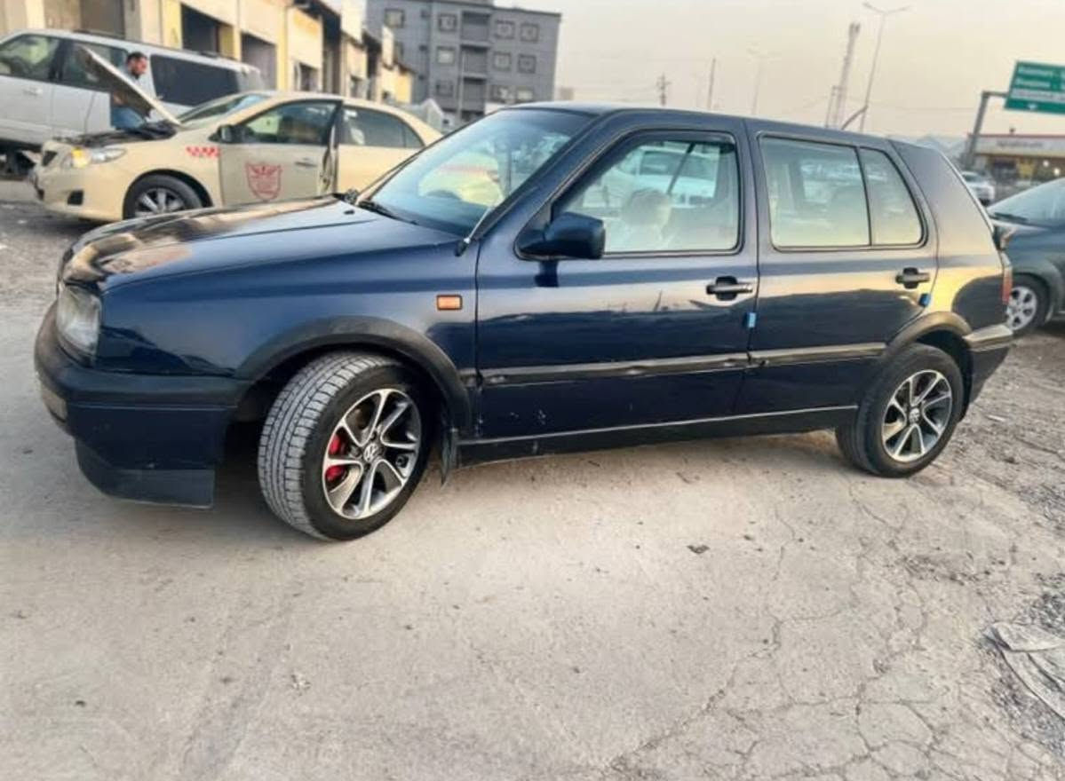 موديل 1992✔️
صبغ حزام✔️
محرك شرط كير بيها مشكله كهربائي ✔️
نظيف كتير✔️
تبريد ثلج❄
تايرات جديد✔️
سعر 37  وبيها مجال بسيط
هزا جديد رقم جديد صنويا باقي 3 شهور تسقط
رقم موبايل واتس اب ***********
