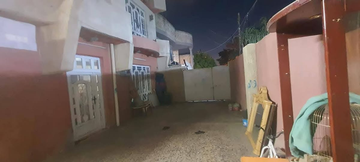 دار للبيع في منطقه شرطه خامسه فرع مدارس فرع مقابيل سوق مسكف مساحه 228 يحتوي الطابق الارضي ع صاله ومطبخ ومخزن و3 غرف نوم وخدمات سطحين وكراج طابق ثاني 3 غرف نوم وخدمات سعر 325 مليون موقع ممتاز من ناحيه خدمات ومدارس وحسينيات ومخابز والصيدليات والسوق ومركز شرطه بسم الوالده رقم هاتف ***********
