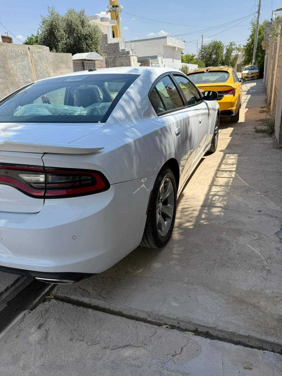 فتحة تحكم 
تحكم ستيرن
جلد 
منظومة صوت 🔊
شاشة وسطية 
حادث بسيط 
موجودة في النشر
بدون رباك 
بيهة بس بارد بل الباب خلف صدر
سيارة ماشية 130 شراي اتصل.. ***********
