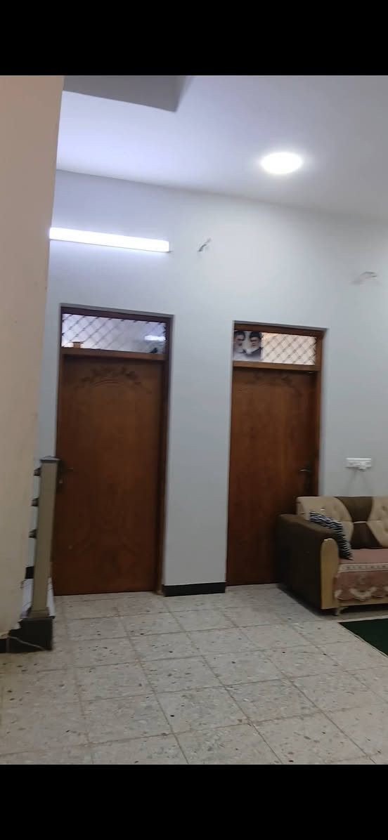 بيت طابق واحد مساحة ١٢٥م منطقة رئاسة الوزراء قرب الرواد من جهة الفرن عن التبليط ٥٠ متر  السعر ١٤٥ للتواصل ***********
