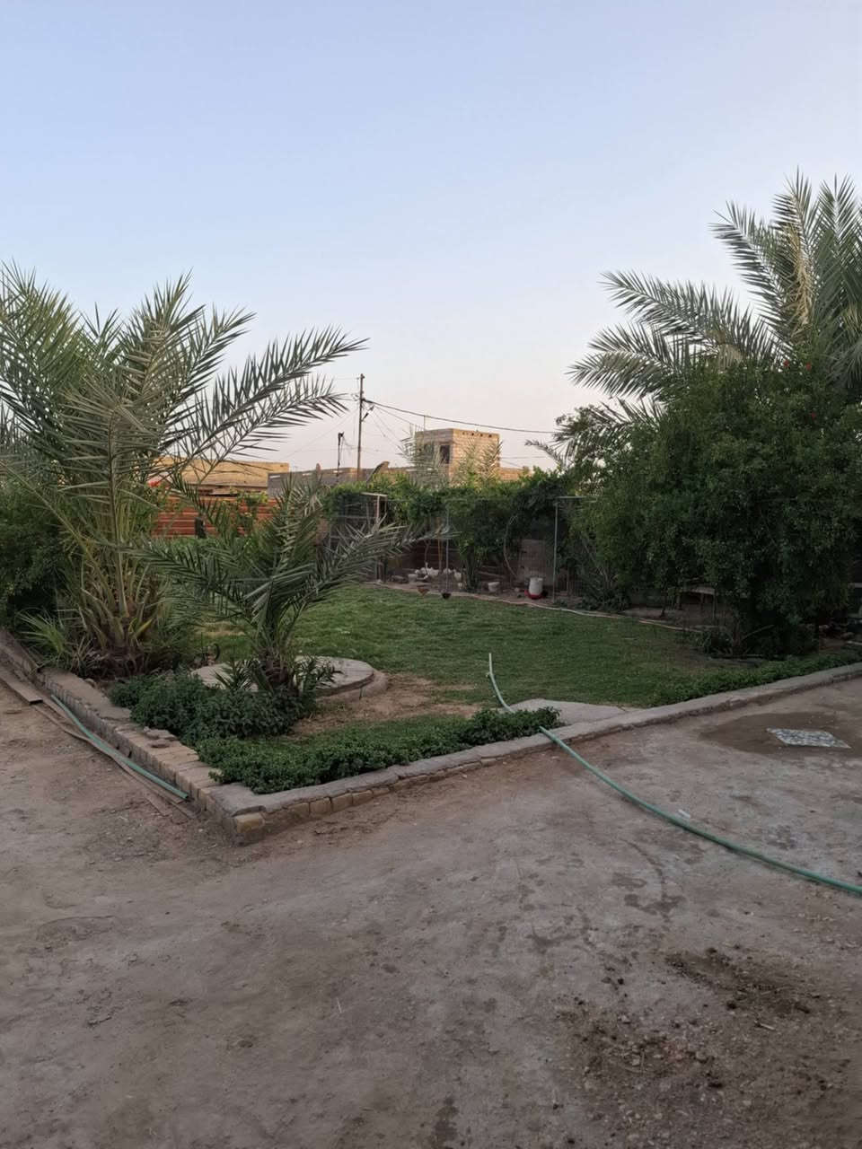 دار للبيع🌹 السلام عليكم 🌹
🏠 **دار للبيع** 🏠

📍 **الموقع:** الهاشمية نزلت الساده البحارنه

#ملاحظة: دار مع قطعه المساحه الكليا الدار مع القطعه
 ٧٠٠ متر

🔹 **التفاصيل:**
▪️ نوع العقار: طابو زراعي سند 25 (تحويل مباشر بعد الشراء) علمه أن الشارع ٨ متر تبليط ماء كهرباء الحي الجديد

▪️ اوكرر المساحة: الكليا ٧٠٠ متر دار مع قطعه

🏡 **مواصفات البيت:**
▪️ طابق واحد
▪️ ٢غرف نوم 
▪️ استقبال
▪️ صالة
▪️ مطبخ
▪️ صحيات داخلية وخارجيه

📞 **للاستفسار:**
***********
***********
