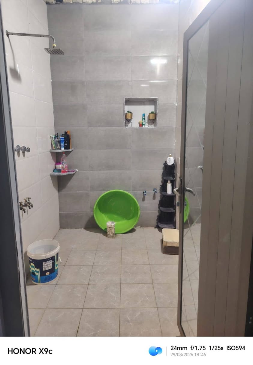 السلام عليكم 
بيت للبيع المساحه ٢٠٠ متر للاستفسار ***********
