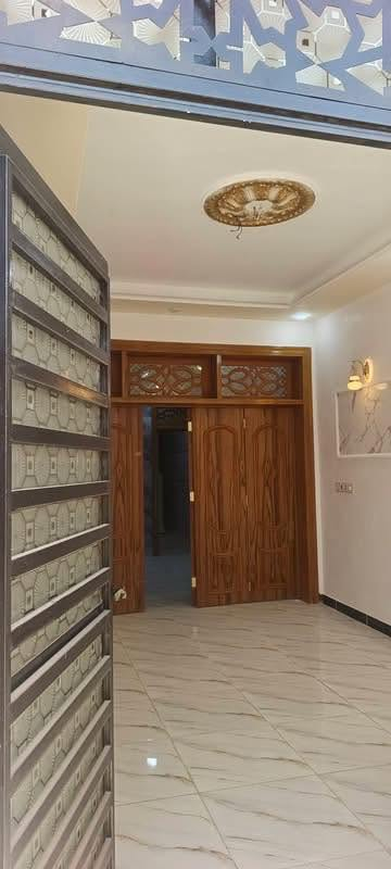 دار البيع طابقين قوس الوفاء 100 متر على ساحه غرف ثلاثه صاله عدد اثنين مطبخ صحيات عدد ثلاثه استقبال مفتوح الصاله سعر البيع 148 بي مجال اتصال بالمكتب اوخاص واتساب ***********

