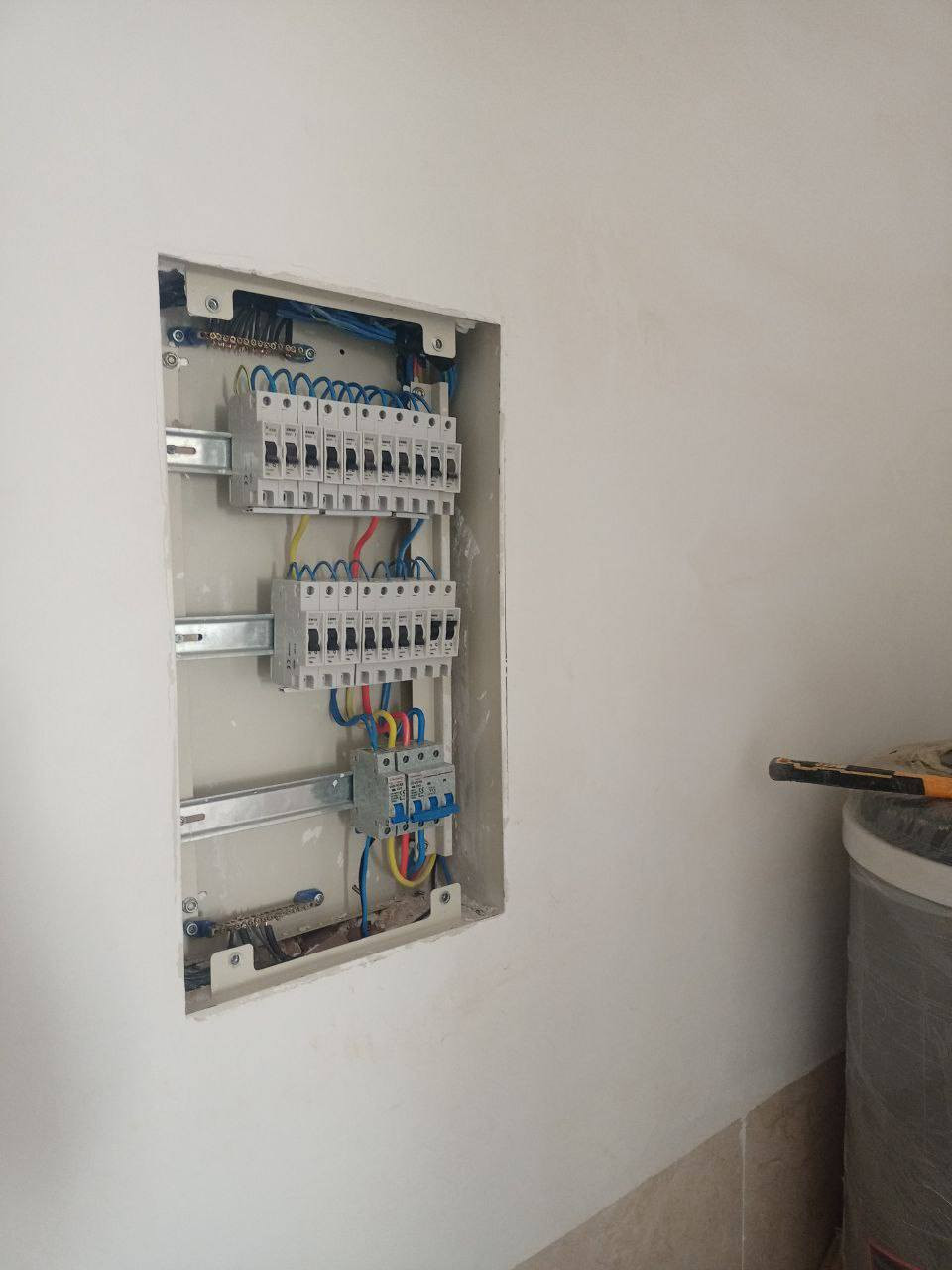 اسطه كهرباء وماي ومجاري نشتغل جميع نحاء بيجي شغل كدام العين درجه اولى للتواصل  مراسلتي ع خاص او الاتصال على رقم ***********
