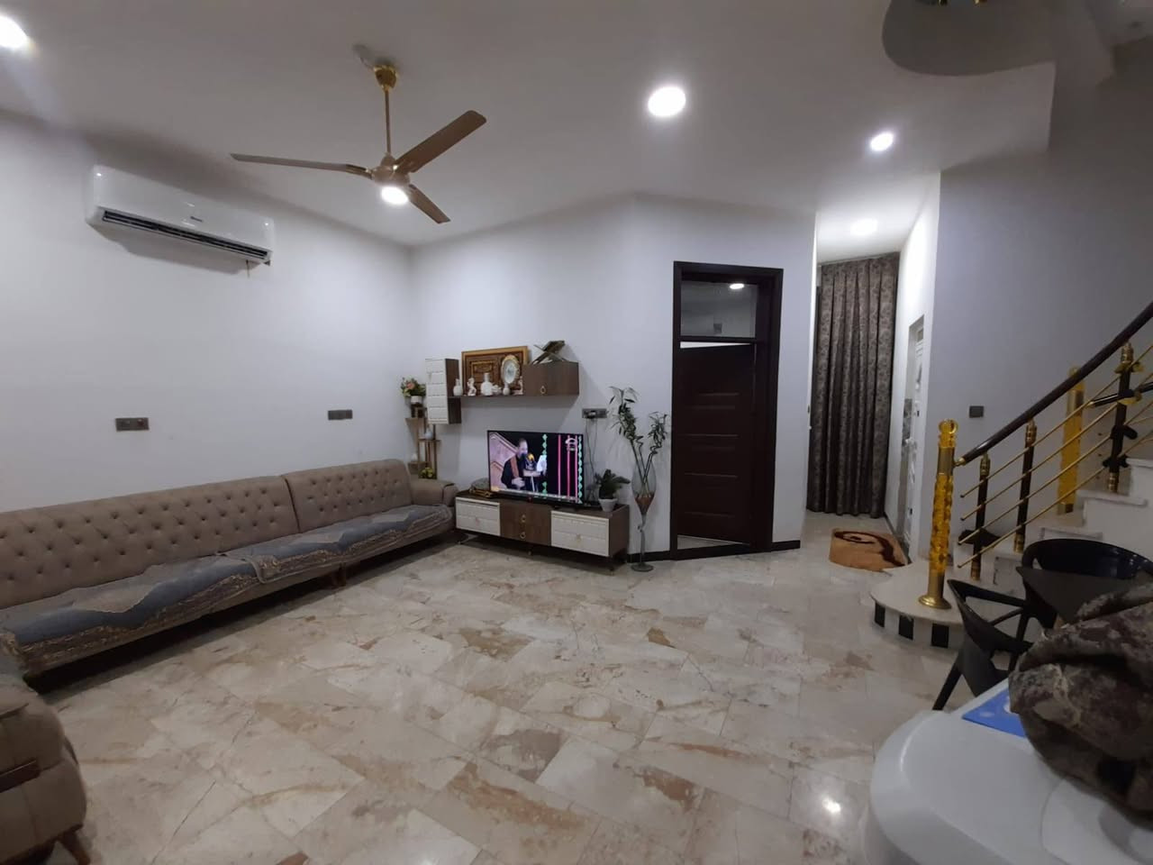 دار للبيع المساحه ١٥٠متر طابقين ٤غرف نوم صاله مطبخ خدمات حولي كراج سياره حديقه مدخلين بناء كلش نظيف. حديث وجديد طابو ملك صرف عنوان الدار حي الشباب منطقه الضباط ***********. *********** مكتب مينا للعقار يوجد لدينا عروض آخره...
