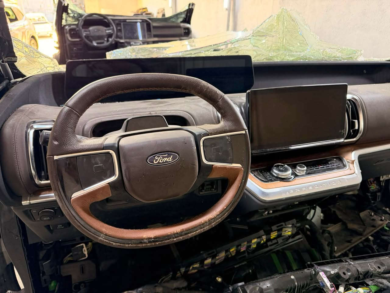تم وصول سيارة فورد اكسبيديشن مواصفات KING RANCH
جميع غراضها متوفر لون اسود 
شكل جديد 
عنوان اربيل صناعة شمالية كراج مرحبا
📞 ***********
