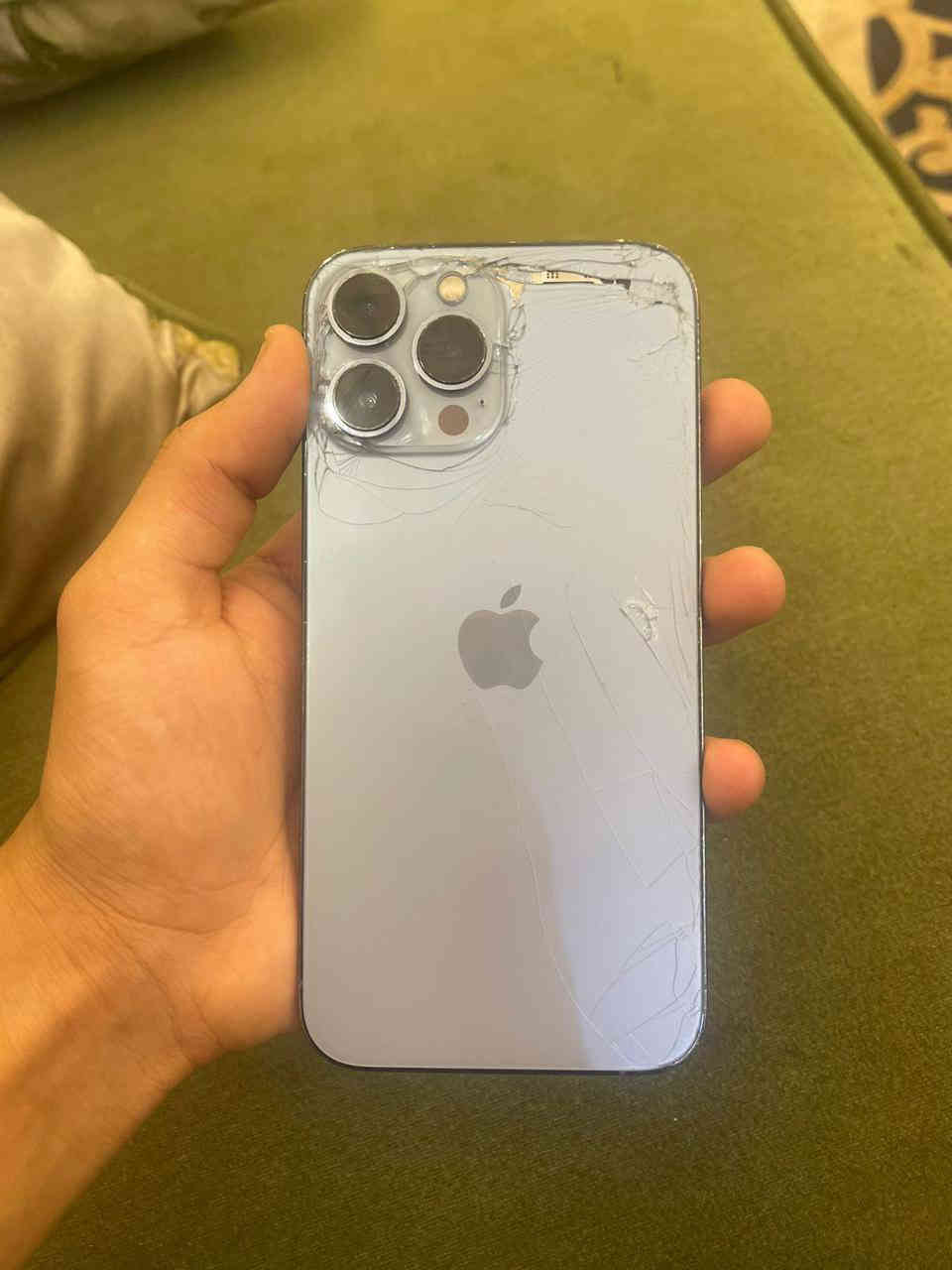 ايفون 13 برو ماكس ذاكر 256 الجهاز ما مفتوح وين ما يعجبك تاخذه بس سماعه ناصيه شويه للبيع رايده 550 $***********
