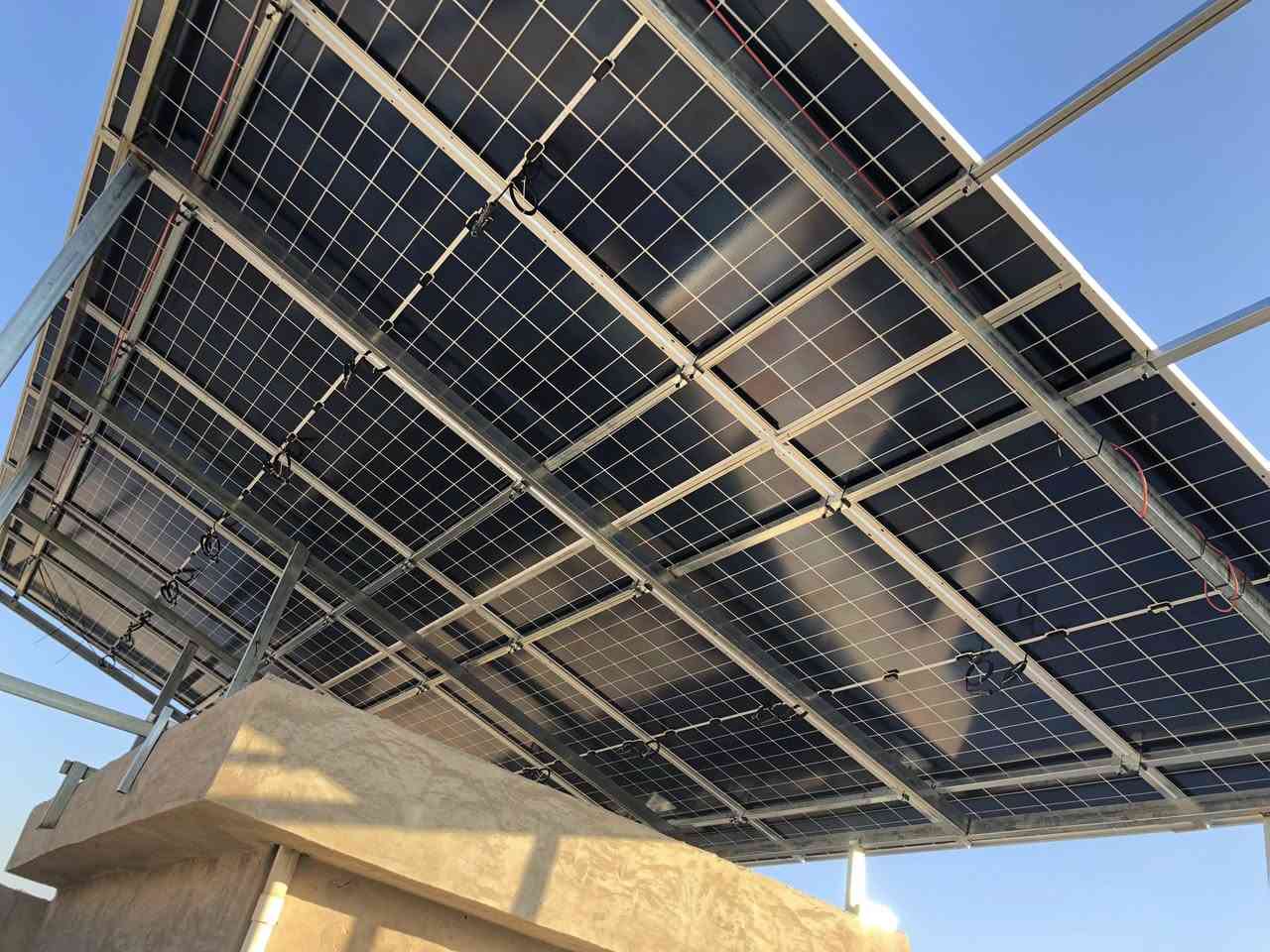 الحمدلله منزل اخر يودع المولد
اليوم بتاريخ 18 _  3  _  2026 م

المصادف 29 رمضان 1447 هـ 

منظومة بقدرة 8 كيلو واط 

متكونة من انفرتر من شركة Deye 

بطاريتين من شركة EVE  قدرة الواحدة 15 كيلو واط 
ومجموع البطاريتين 30 كيلو واط 

الالواح من شركة لونجي وعددها 14 لوح 

السيطرة والتحكم : 

وحدة تحكم للتيار المتناوب A C 

وحدة تحكم للتيار المستمر D C 

ووحدة اخرى خاصة بالبطاريات 

تصميم وتنفيذ : 

المهندس المجاز  /  عبدالملك طالب العلواني 

Praise be to God, another house bids farewell to the generator.

Today, dated 18-3-2026 AD

Corresponding to 29 Ramadan 1447 AH

An 8 kW system

Consisting of an inverter from Deye company

Two batteries from EVE company, each with a capacity of 15 kW
And the total of the two batteries is 30 kW

The panels are from Longi company, and there are 14 panels

Control and monitoring:

An AC controller

A DC controller

And another unit for the batteries

Designed and executed by:

Licensed Engineer / Abdulmalik Talib Al-Alwani


**إذا كنت صاحب هذا الإعلان وتريد حذفه لأي سبب، رجاءا أرسل رسالة إلى الدعم الفني**