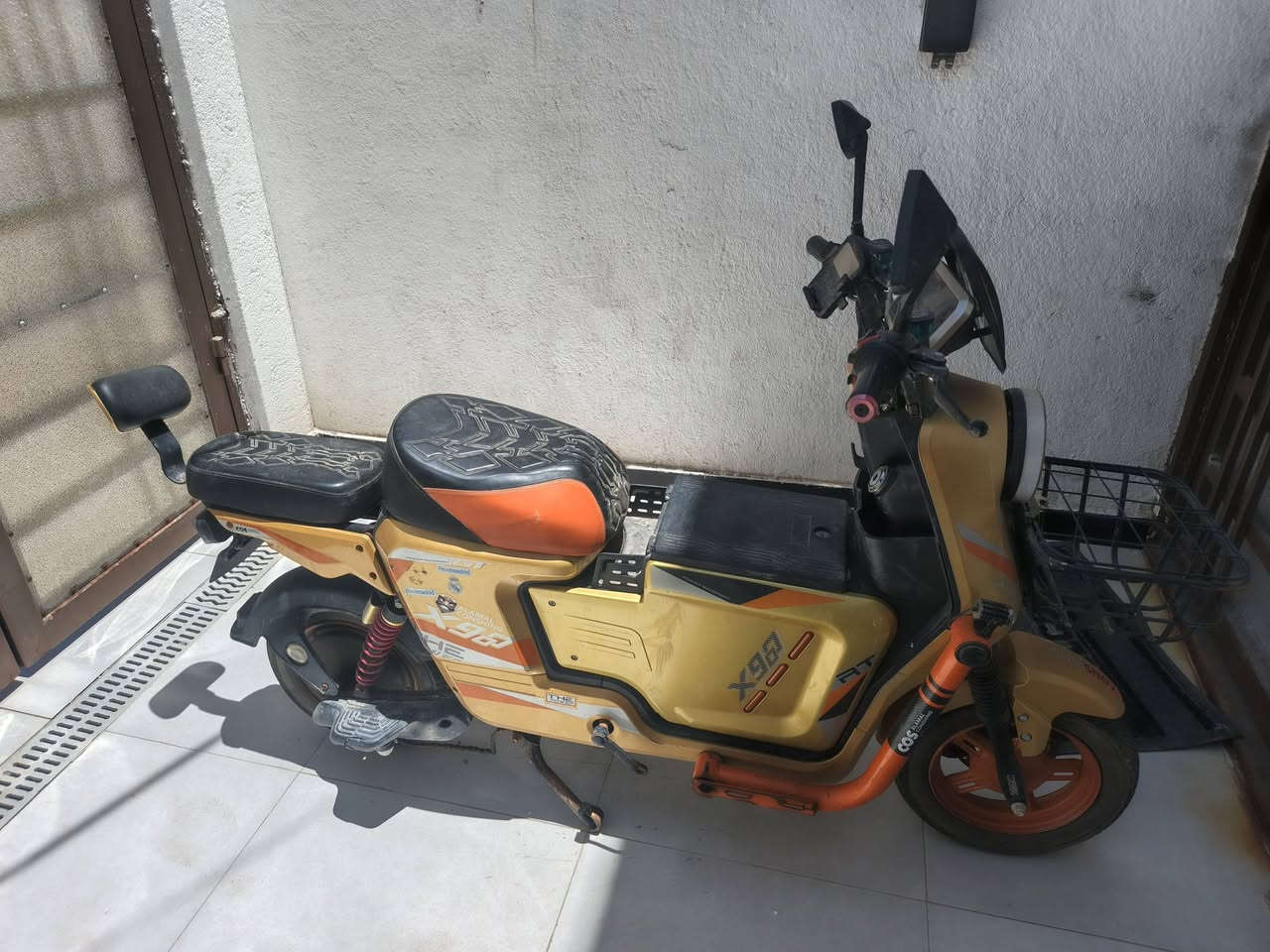 السلام عليكم اخوان عندي دراجة شحن x900 gt
 العطل لبيها ثلاث بطاريات ودوسات الگدام 
السعر ٣٥٠ 
العنوان : الجزيرة - باب الهوى 
للتواصل رقم الهاتف : ***********
