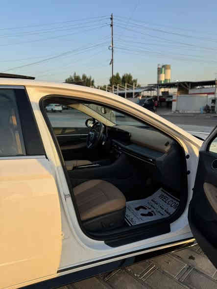 السلام عليكم 
للبيع هيونداي سوناتا 2024 خليجي
فول مواصفات 1/1
ماشيه 10الف فقططط
مكفوله كفاله عامه 
فتحة سقف بانوراما
بصمة دخول ذكيه 
انارة ترحيب عند الوصول للسياره 
تحكمات ستيرن فوول
2قطع تبريد 
كراسي كهرباء 
شاشه متصله 
شاحن واير لس 
مخارج تاب سي 
حساسات امامي خلفي 
كامره دواره 
مري جانبيه كهرباء 
اناره داخليه LED
سستم صوت 8سماعات 
فول ايرباكات 
داخل قرميدي 
دشبول مطعم كاربون فايبر 
شفتات ستيرن رياضي 
اوتو هولد
انضمة قياده 
بردات. جانبيه 
اريل نفكيشن 
اناره اماميه LED.
السياره رقم بغداد تحويل مباشر 
رايده ب$25800 وبيه مجال الي يشوف السعر ميناسبه الله يرزقه بالاحسن.
‭0777 058 6388‬
