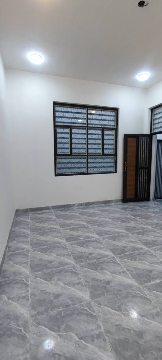 بيت ركن وجهين عله شارع 30
المساحه / 115 متر بالاسكان الصناعي قرب الحولي 
البناء حديث //  يحتوي عله غرفتين نوم وصاله ومطبخ وصحيات داخليه وخارجيه ومنور 
السعر والتفاصيل اتصل ***********
