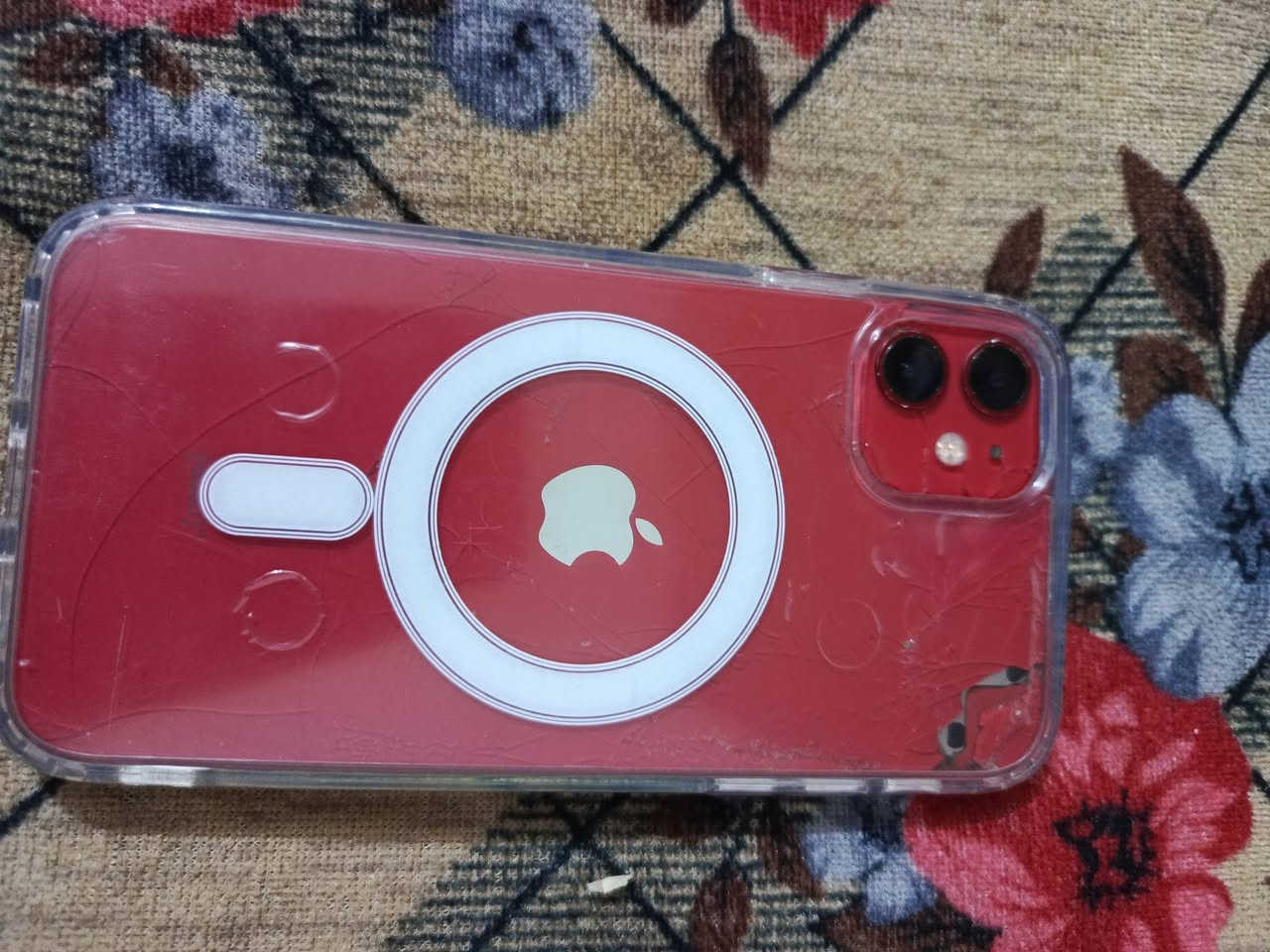 السلام عليكم 
ايفون 11 عادي مامفتوح ولا داخل صيانه فقط بي فطر بظهر وبل شاشه ذاكره 128 بطاريه 71 الجهاز كلشي بي شغال مابي كل نقص فيس ايدي كامرات بصمه كله شغال مابي اي خلل  السعر 200 قفل من الاخير مكاني حله نادر الاولى الرقم  ***********
