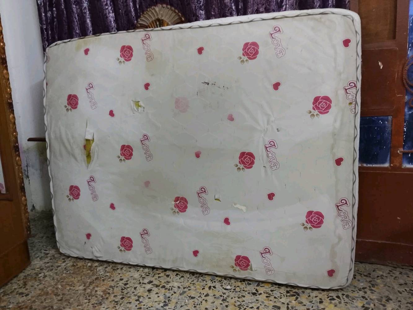 غرفة نوم تتكون من سرير مريح مع مسند خشبي مزخرف، وتسريحة مع مرآة كبيرة وأدراج تخزين، وخزانة واسعة بتصميم جميل ومرآة رائعة. تشمل أيضاً مراتب وقطع خشبية قوية وأنيقة، مثالية لتجديد غرفة النوم بأسلوب كلاسيكي فاخر.