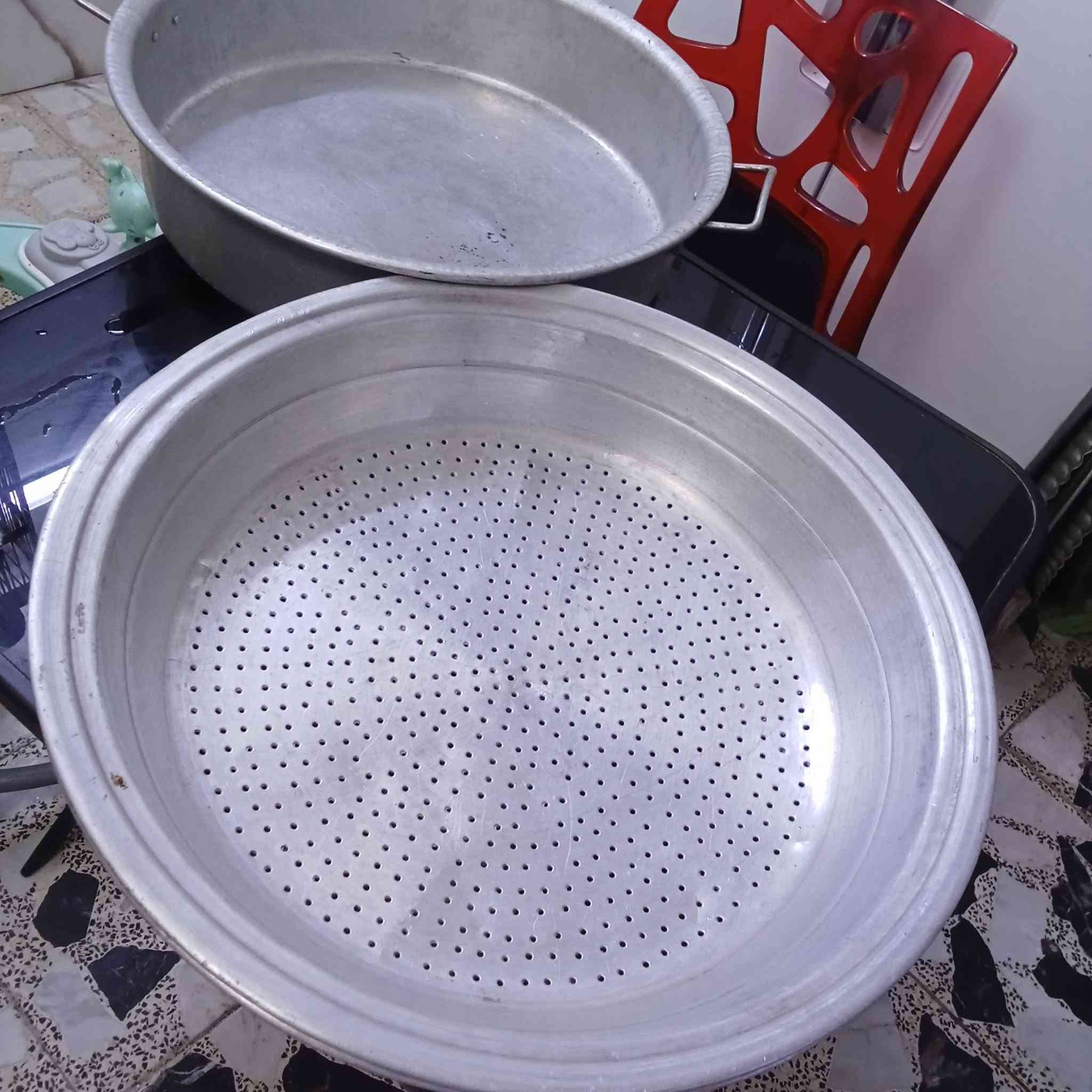 غراض مطعم للبيع مدينه الصدر *********** سعرهن 700خمس ميوزه وعشرين كرسي ميه وعشرين ماعون مشكل
