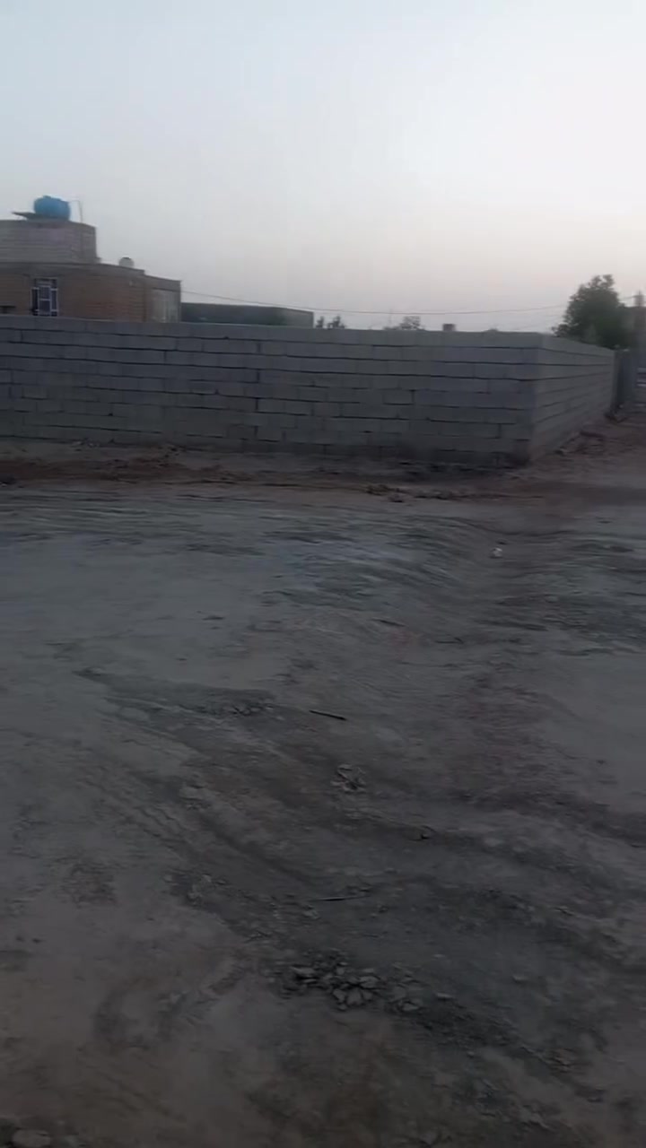 السلام عليكم قطعه ارض للبيع في الصخيين شارع ابو كميل بنهايته زراعي يمه البناء واصل وشارع عرضه 15 متر القطعه ركن مساحه 350 متر  السعر 18 وبي مجال للتواصل الاتصال على الرقم ***********
