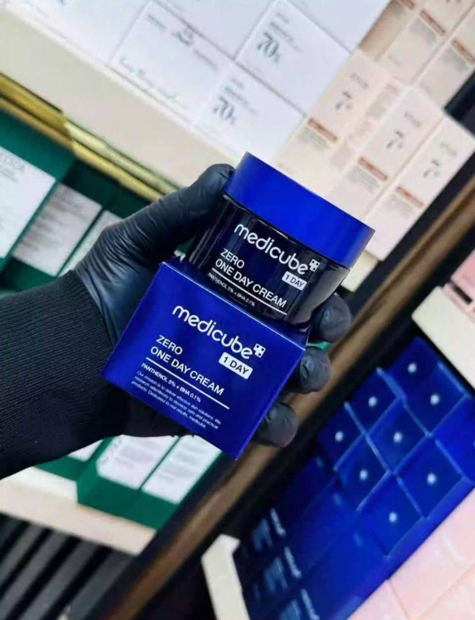 ✨كريم زيرو بور من ميديكيوب  الكوري الاصلي 🇰🇷💯
✅ الفوائد الرئيسية:
✔️تقليل المسام: يساعد هذا الكريم المائي على شد المسام وتحسين مرونة الجلد للحصول على بشرة أنعم وأنقى والتحكم في الزيوت والرطوبه.
✔️تحسين نسيج البشرة: يعمل على تنقية الدهون الزائدة وإزالة الرؤوس البيضاء والسوداء المسدودة في المسام، مما يمنح البشرة لمسة نهائية ندية وناعمة.
#الاصلي المنشأ كوريا🇰🇷💯

سعر الدرزن ٧٢ الف 
للحجز والاستفسار مراسلة الخاص 
✔️ يوجد لدينا توصيل لجميع محافظات العراق✔️


**إذا كنت صاحب هذا الإعلان وتريد حذفه لأي سبب، رجاءا أرسل رسالة إلى الدعم الفني**