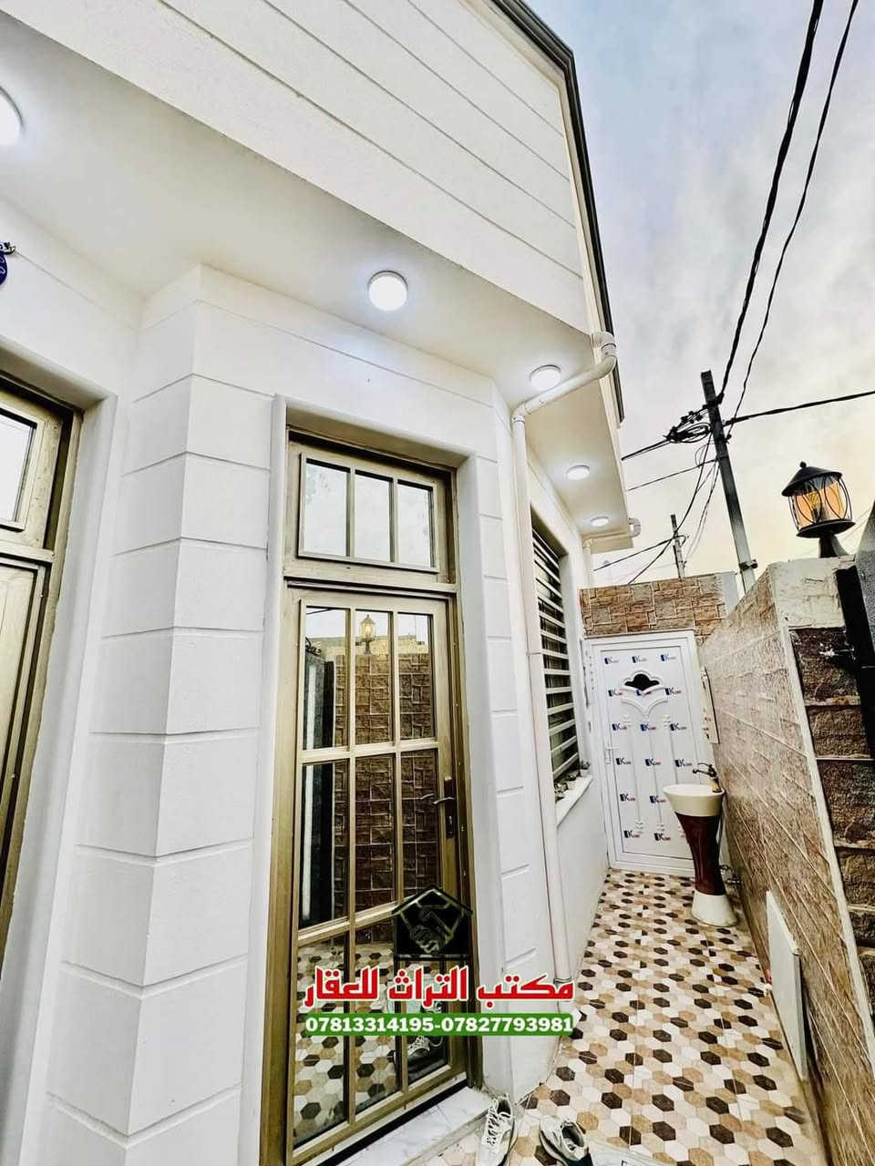 السلام عليكم بيت ١٠٠ متر مربع  ركن بناء درجه اولى تعبانين عليه  مو شغل سوكي   مع الاثاث او بدون اثاث يحتوي علي 
استقبال"مطبخ حار مطبخ بارد"صاله"غرفه نوم"صحيات داخليه 
صحيات خارجيه"منور"طارمه 
العنوان التقيه الثالثه نزله الكراج قبل مجمع الروان بفرعين بجهه المجمع اي استفسار على هاذ الرقم (***********)

