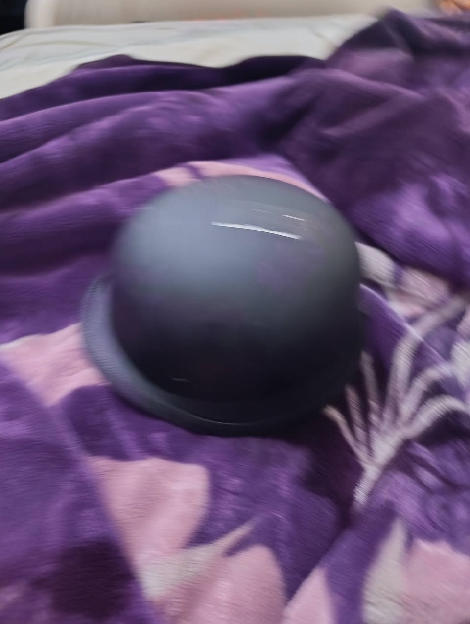 خوذة اصليه مال دراجة هارلي مال امزون السعر ٤٠ الرقم *********** حي العامل
